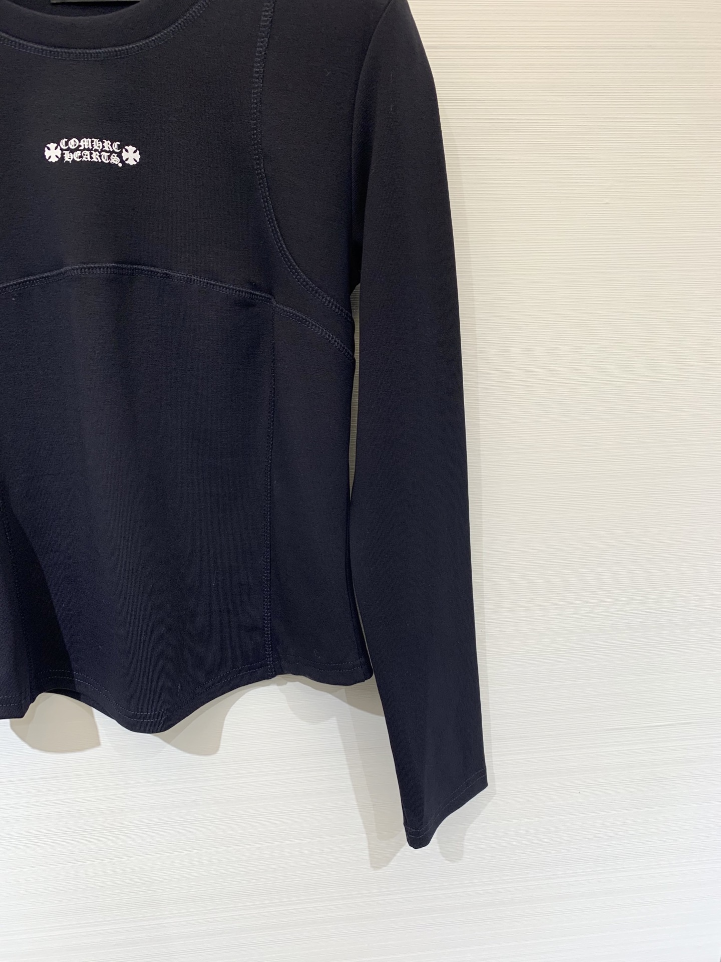 CH克罗心 25早秋新款 圆领长袖T恤 胸前印花梵文设计 后背领子经典元素纽扣点缀 高腰短款版型 轻松塑