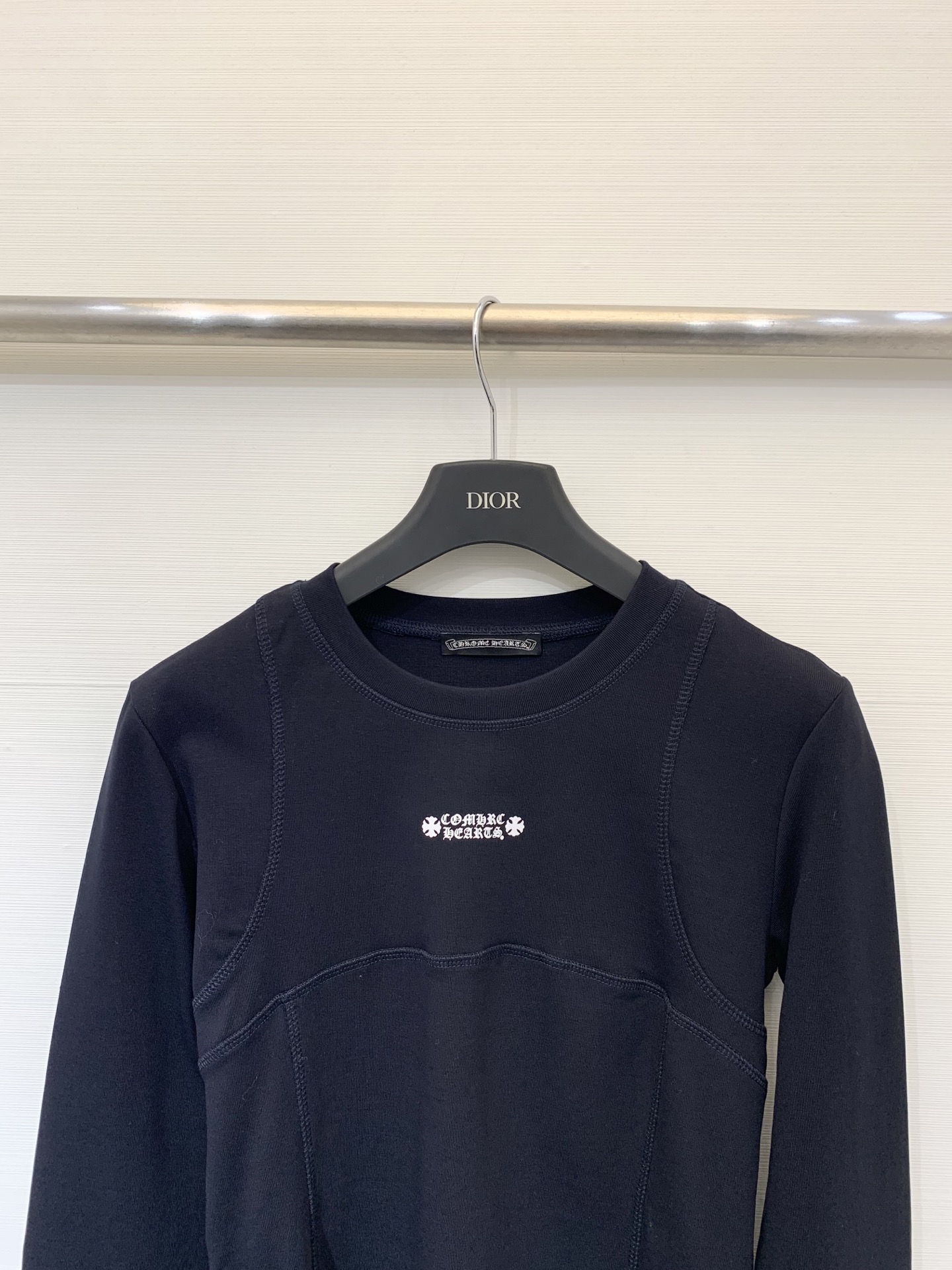 CH克罗心 25早秋新款 圆领长袖T恤 胸前印花梵文设计 后背领子经典元素纽扣点缀 高腰短款版型 轻松塑