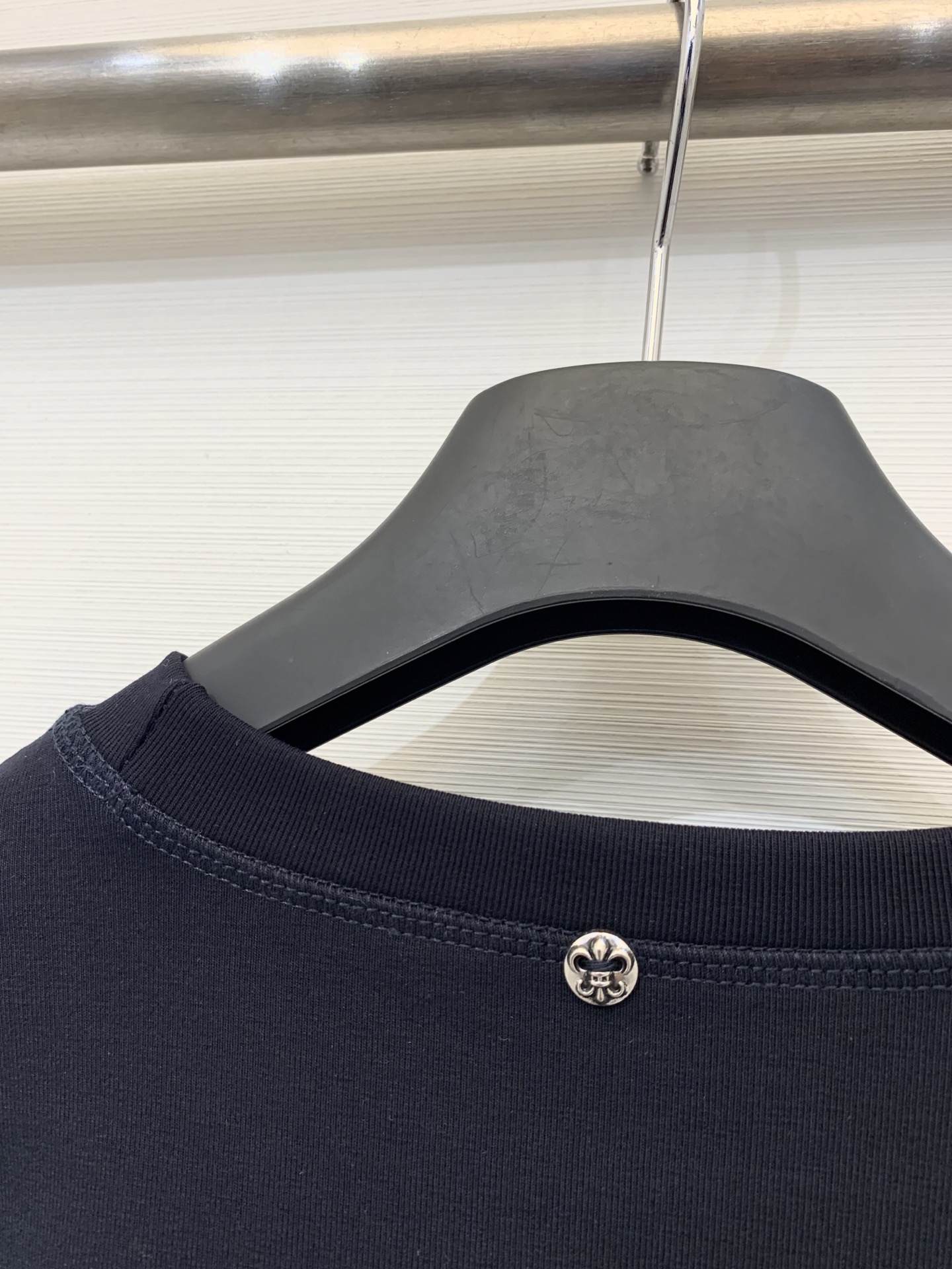 CH克罗心 25早秋新款 圆领长袖T恤 胸前印花梵文设计 后背领子经典元素纽扣点缀 高腰短款版型 轻松塑