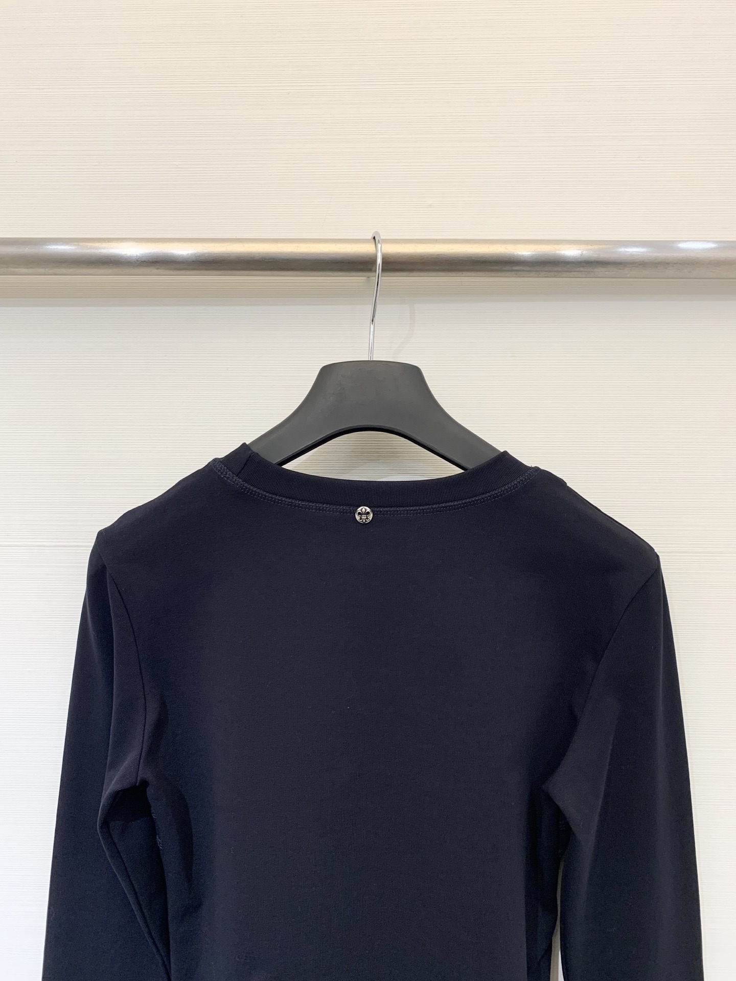 CH克罗心 25早秋新款 圆领长袖T恤 胸前印花梵文设计 后背领子经典元素纽扣点缀 高腰短款版型 轻松塑