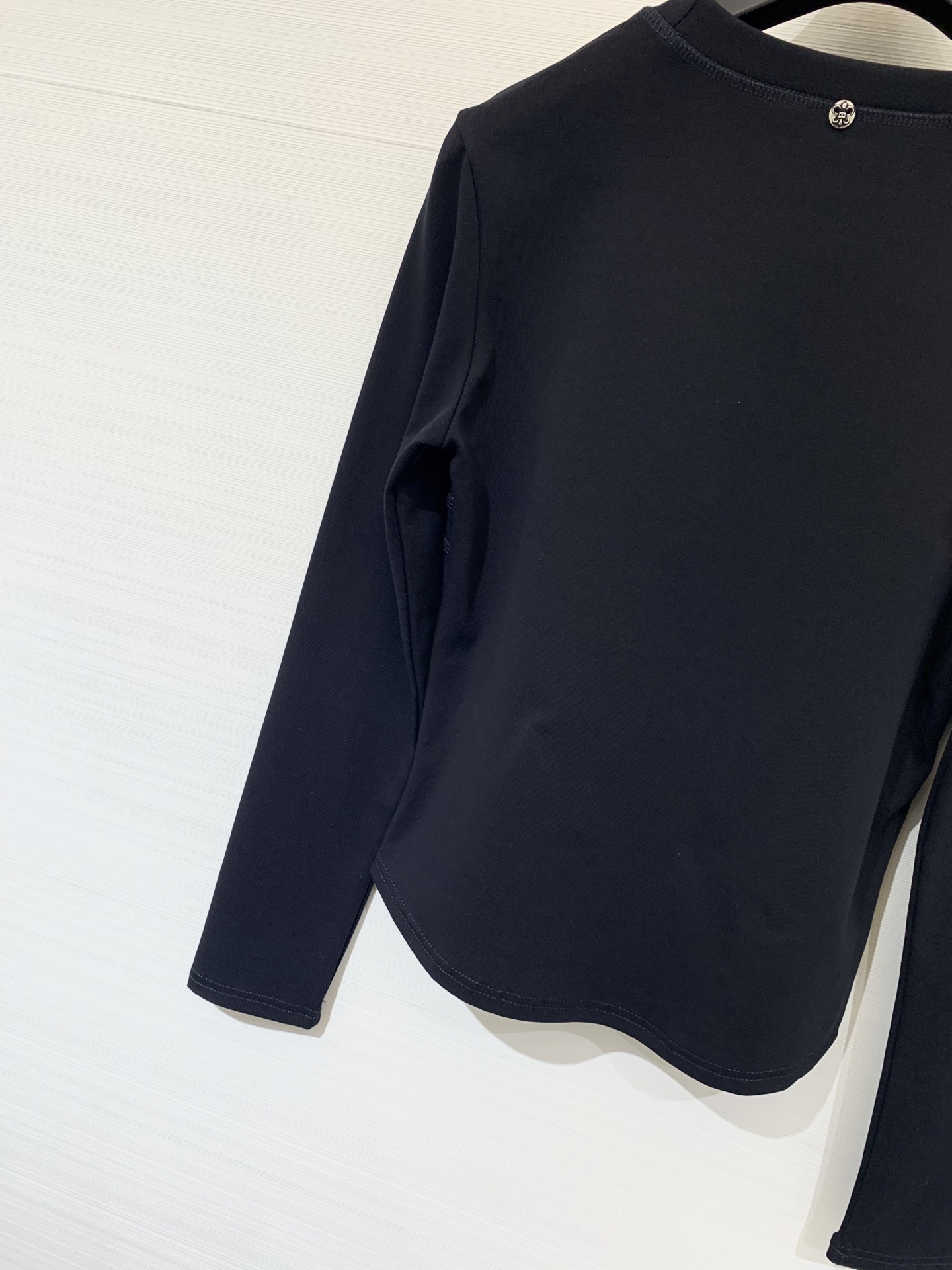 CH克罗心 25早秋新款 圆领长袖T恤 胸前印花梵文设计 后背领子经典元素纽扣点缀 高腰短款版型 轻松塑