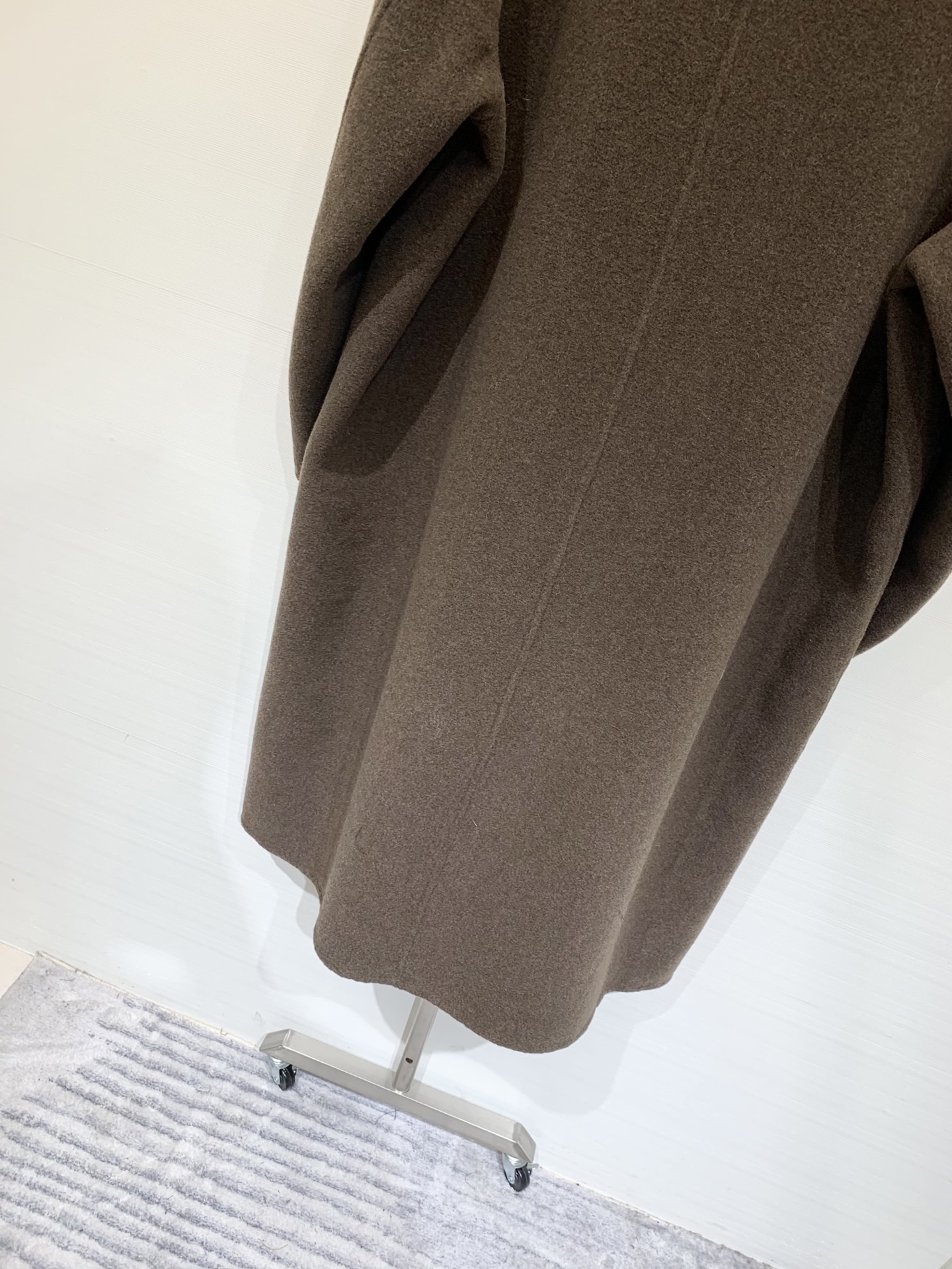 MIUMI* 2025秋冬新款 🉑拆卸毛绒领拼接羊绒大衣 单排扣双口袋设计 撞色毛领满满的学院风 口袋点