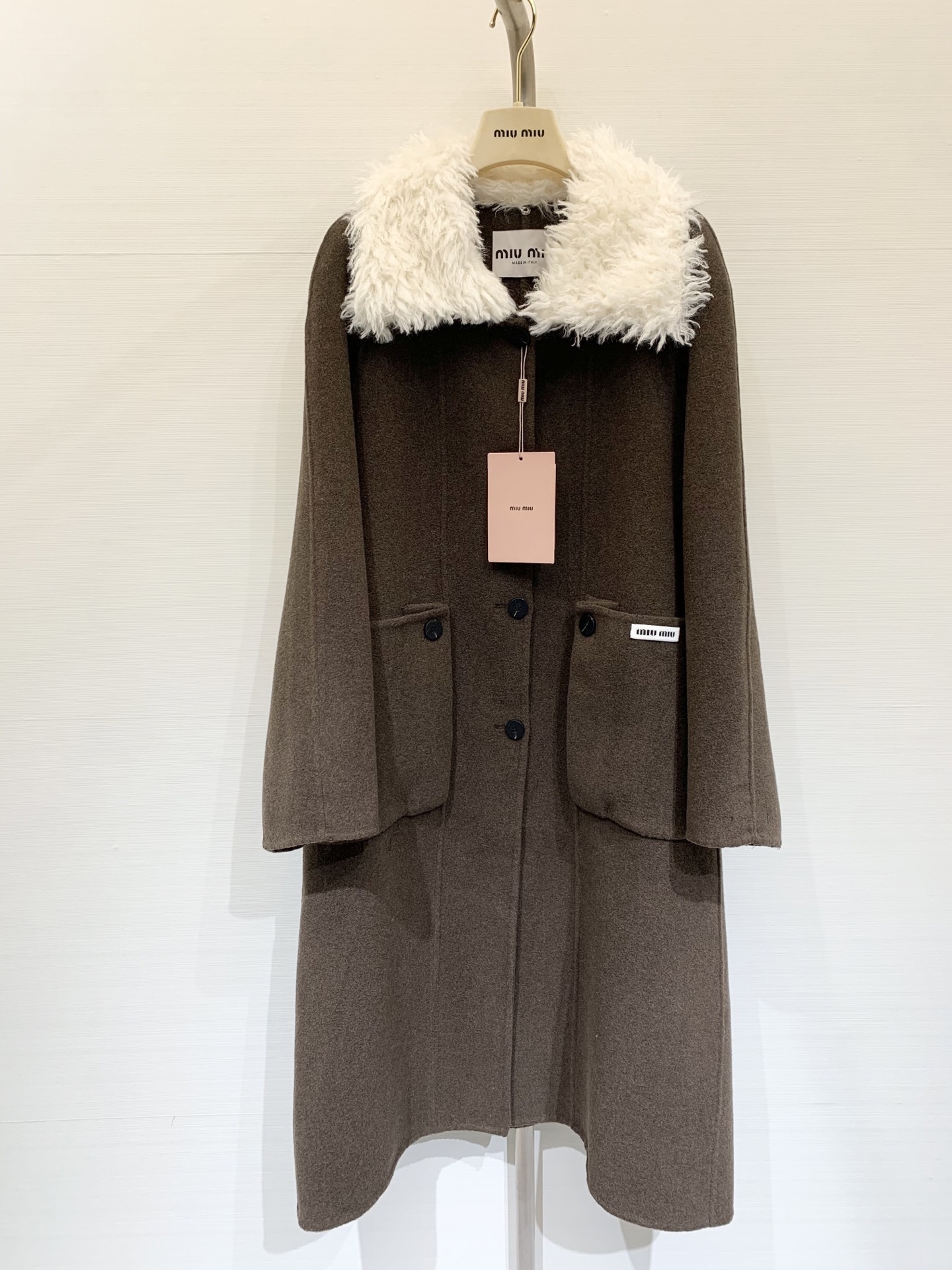 MIUMI* 2025秋冬新款 🉑拆卸毛绒领拼接羊绒大衣 单排扣双口袋设计 撞色毛领满满的学院风 口袋点