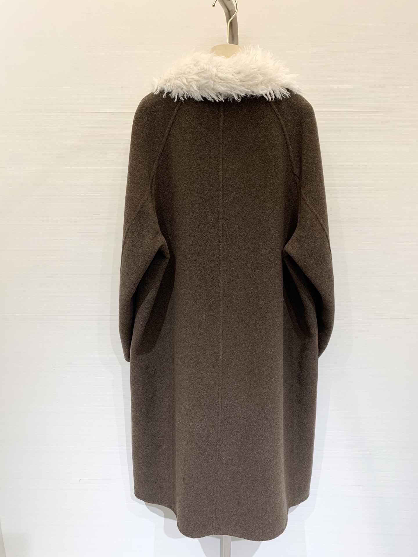 MIUMI* 2025秋冬新款 🉑拆卸毛绒领拼接羊绒大衣 单排扣双口袋设计 撞色毛领满满的学院风 口袋点