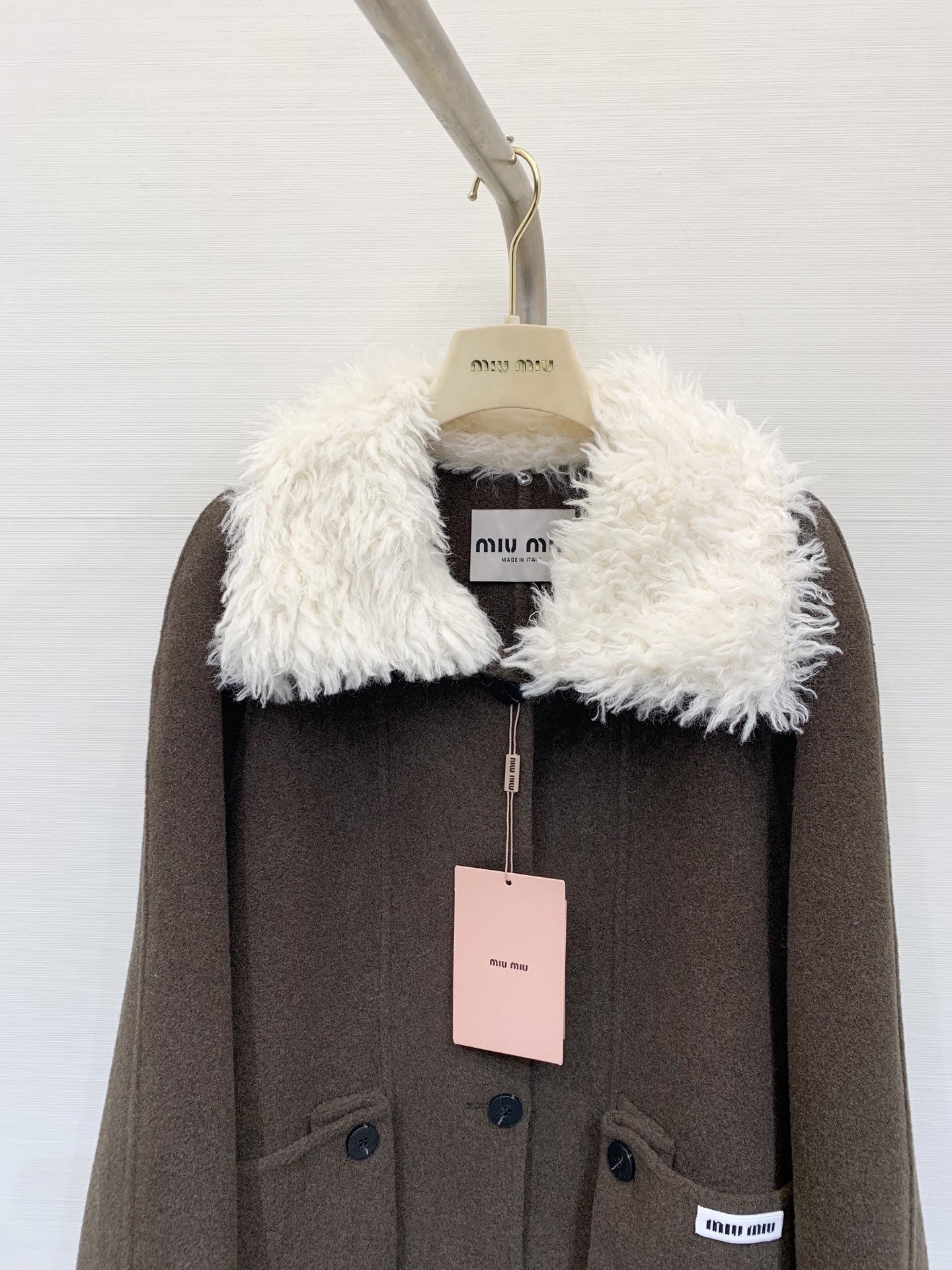 MIUMI* 2025秋冬新款 🉑拆卸毛绒领拼接羊绒大衣 单排扣双口袋设计 撞色毛领满满的学院风 口袋点