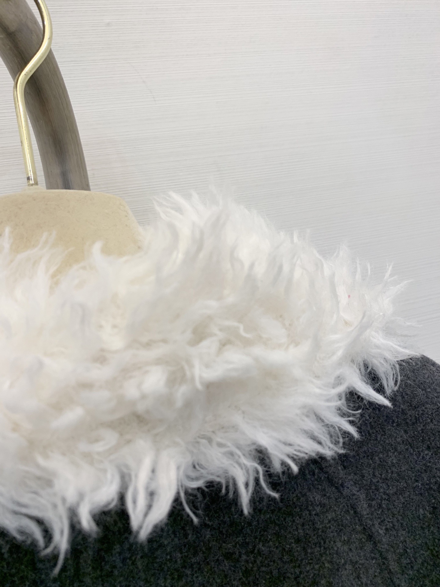 MIUMI* 2025秋冬新款 🉑拆卸毛绒领拼接羊绒大衣 单排扣双口袋设计 撞色毛领满满的学院风 口袋点