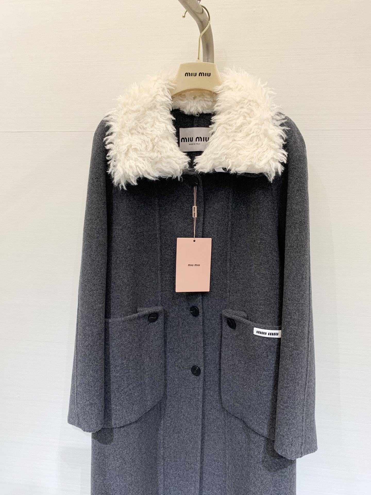 MIUMI* 2025秋冬新款 🉑拆卸毛绒领拼接羊绒大衣 单排扣双口袋设计 撞色毛领满满的学院风 口袋点