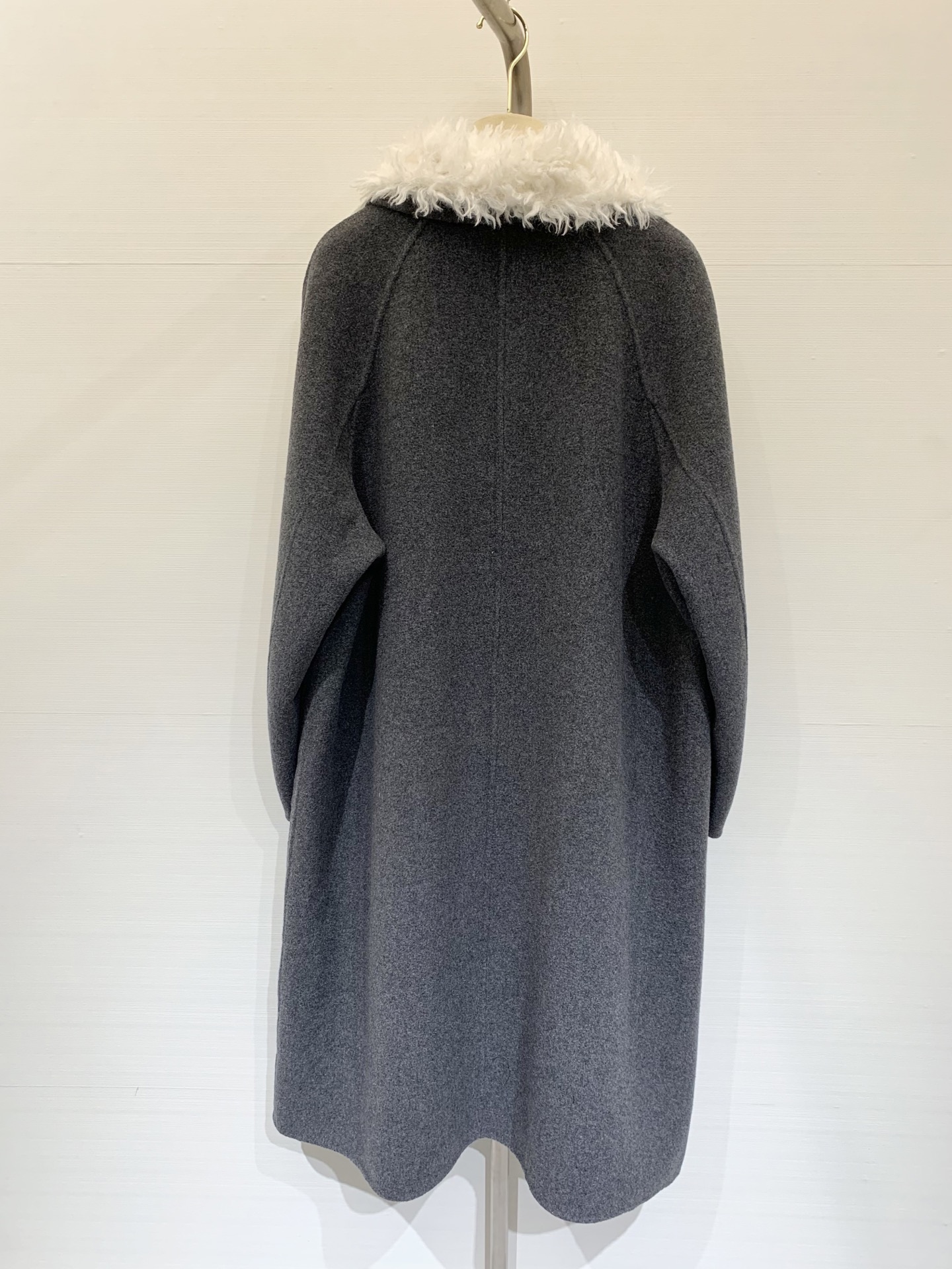 MIUMI* 2025秋冬新款 🉑拆卸毛绒领拼接羊绒大衣 单排扣双口袋设计 撞色毛领满满的学院风 口袋点