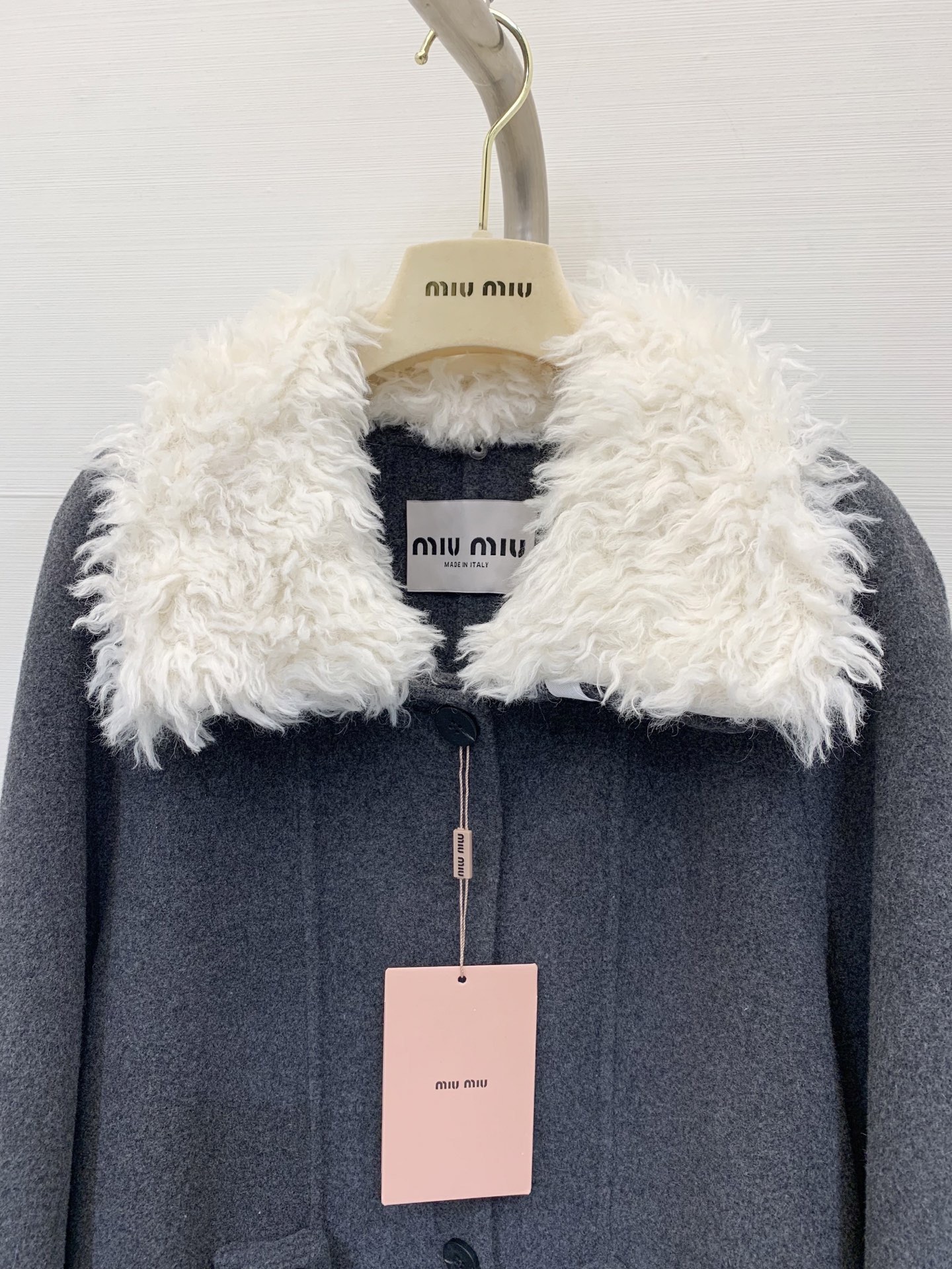 MIUMI* 2025秋冬新款 🉑拆卸毛绒领拼接羊绒大衣 单排扣双口袋设计 撞色毛领满满的学院风 口袋点