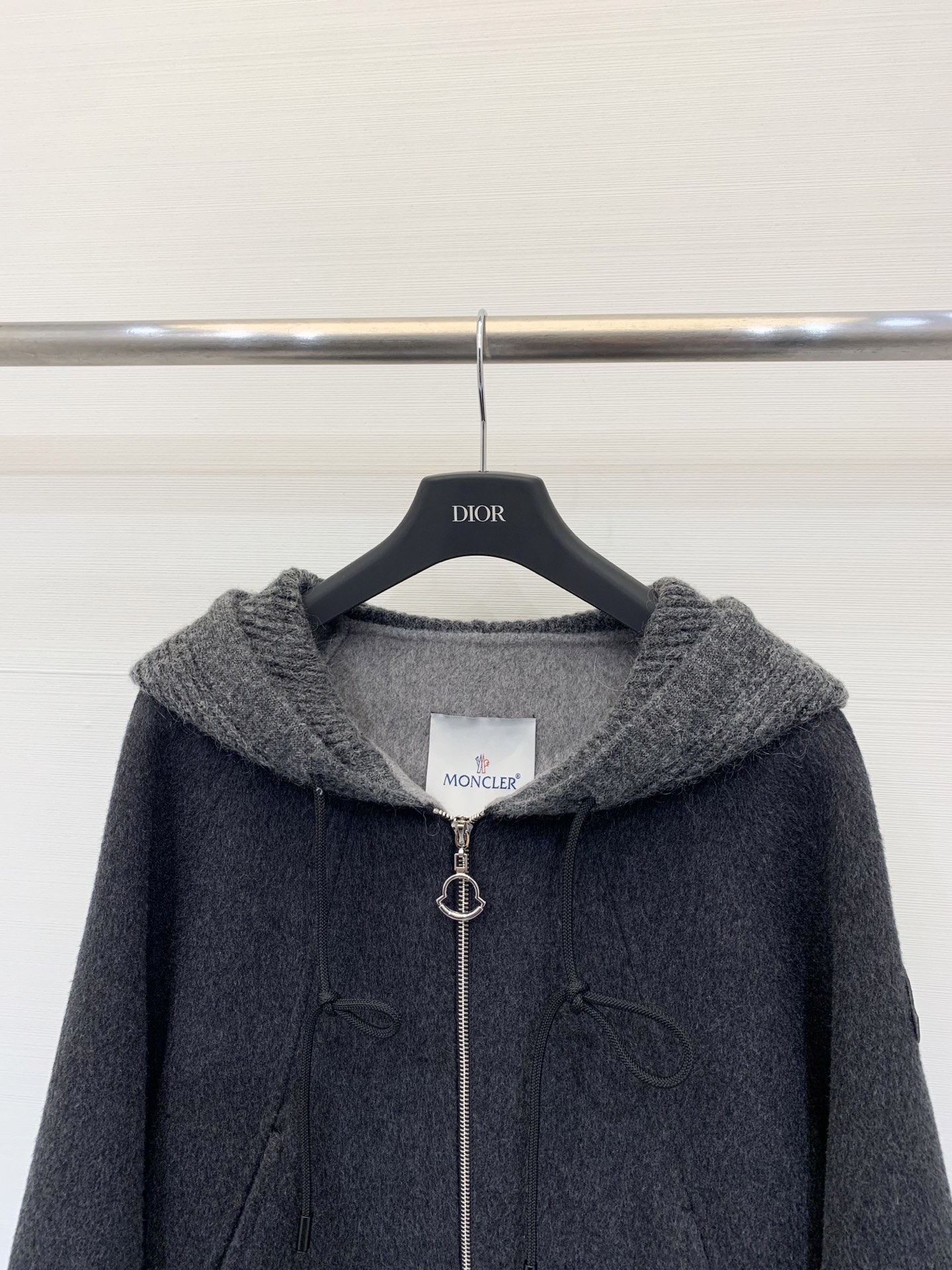 Moncler 25秋冬新款 拉链连帽双面羊绒外套/大衣 采用羊绒羊毛混纺面料 质感软糯保暖 撞色编织感