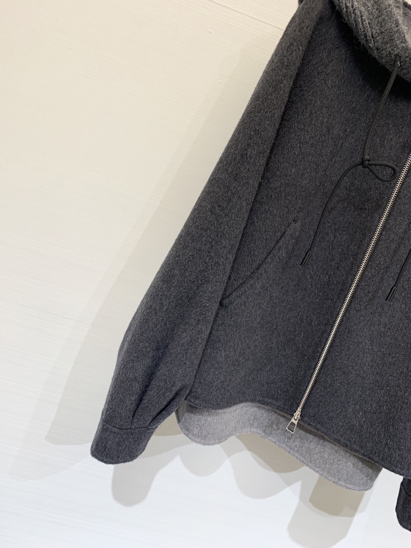 Moncler 25秋冬新款 拉链连帽双面羊绒外套/大衣 采用羊绒羊毛混纺面料 质感软糯保暖 撞色编织感