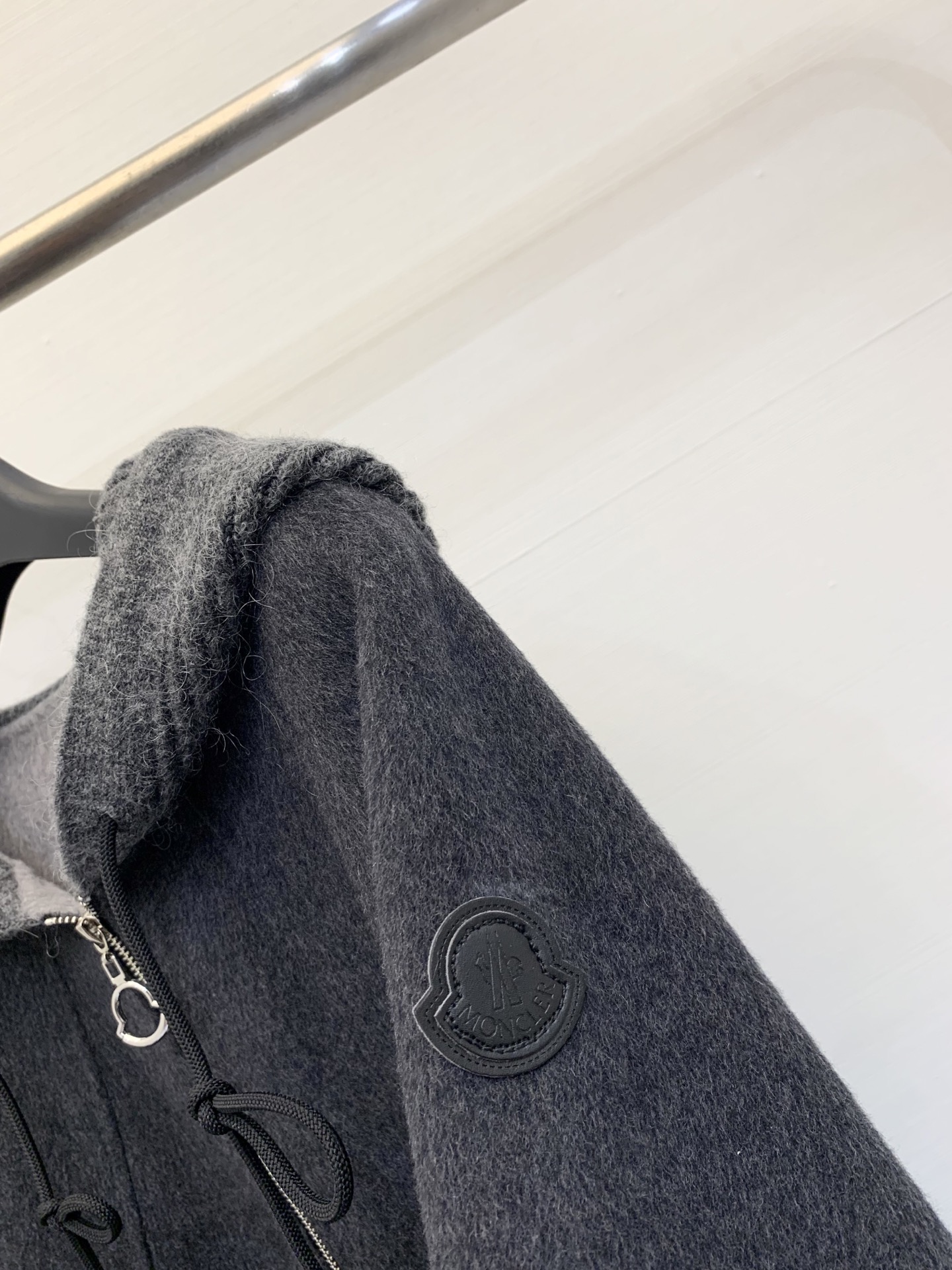 Moncler 25秋冬新款 拉链连帽双面羊绒外套/大衣 采用羊绒羊毛混纺面料 质感软糯保暖 撞色编织感