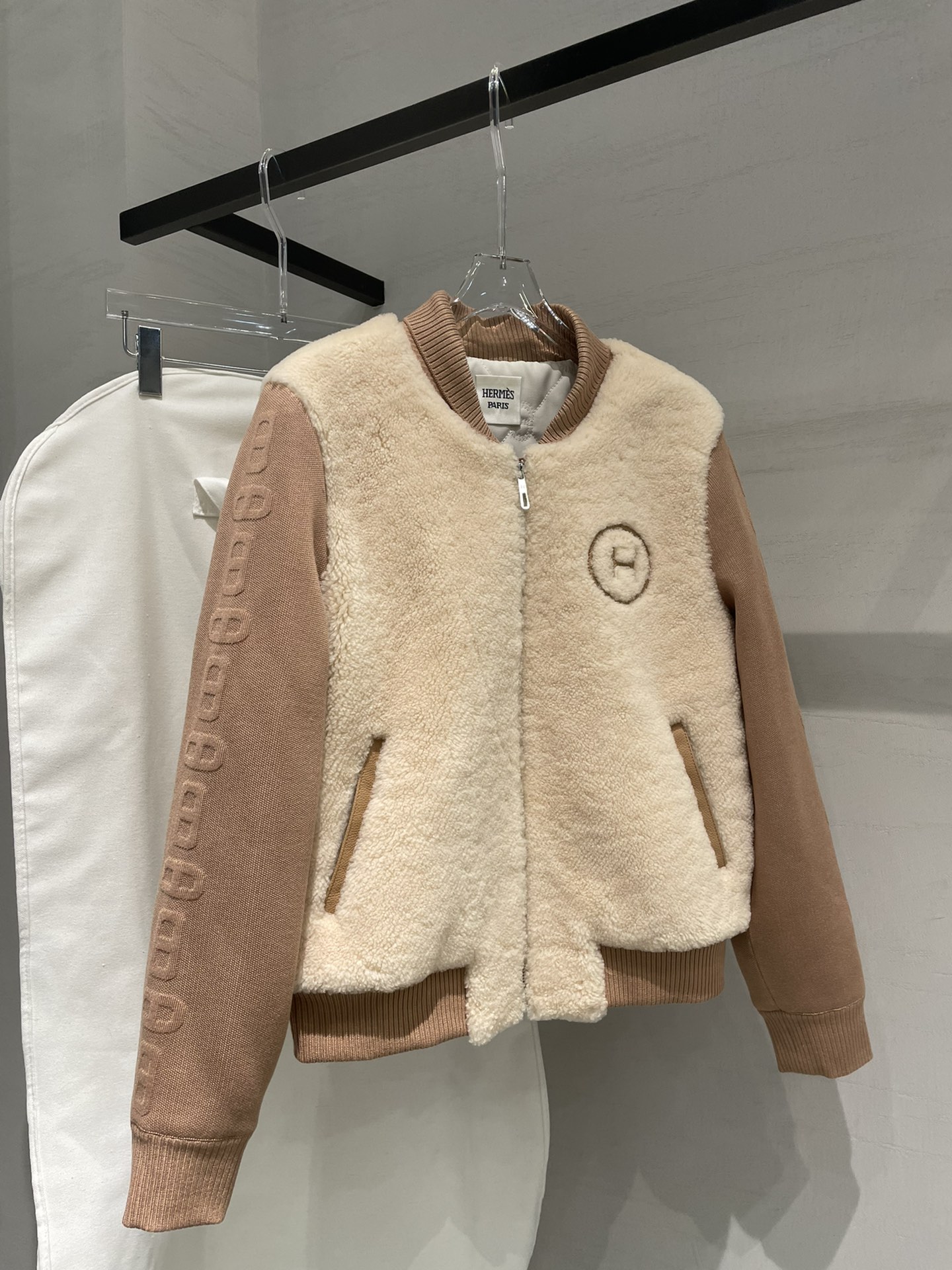 NO:517353,With dust bag Hermes catwalk imported fur integrated cotton jacket, classic logo pig nose knitted sleeves, cotton inside, warm and soft Two-color SML, hermes, jackets & coats, alexander wang19860909配防尘袋Hermes 走秀款进口皮毛一体棉服外套,经典标志猪鼻子针织袖,内里加棉,既保暖又柔软 两色SML,,hermes,jackets & coats,alexander wang,Women's clothing