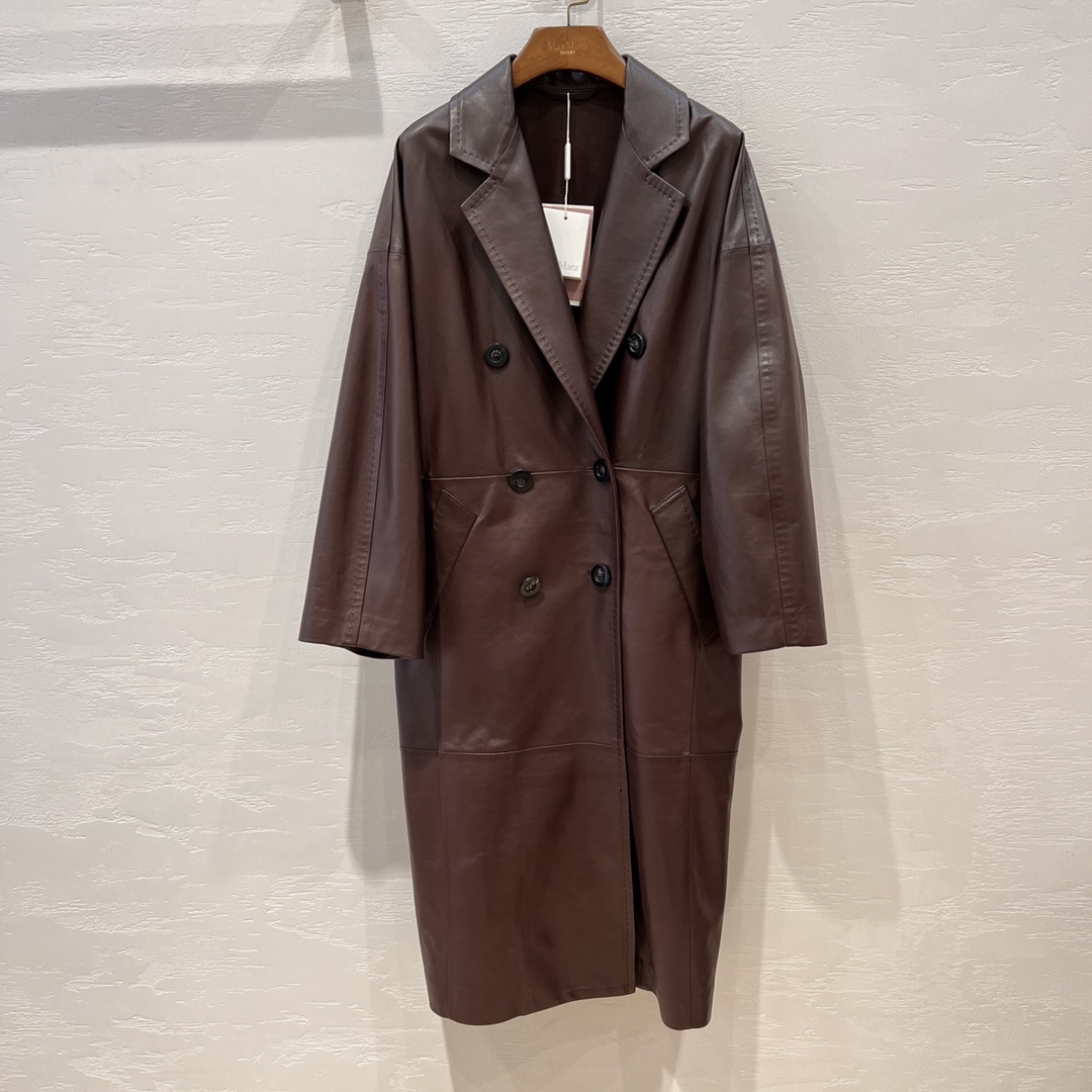 NO:517358,With dust bag MaxMara 101801 classic inherited long leather windbreaker, the most anticipated leather jacket this year, is made of top lambskin, the leather is delicate and soft, and has a elastic feeling!  The tribute needle craftsmanship outlines straight and elegant lines, the silhouette and style are simple and elegant, not picky, with large capacity, slimming and temperament!  Customized horn buckles, classic style, and 'cocoon' curves to show the charm of women's body!  Jimei can be controlled by tall, short, fat and thin!  Two-color code number //,leather jacket,sheepskin,alexander wang19860909配防尘袋MaxMara 101801经典传承长款皮风衣,今年最值得期待的皮衣,选用顶级小羊皮,皮质细腻柔软,具有弹感！贡针工艺勾勒线条顺直有风骨,廓形版型简约大气不挑人,包容量大,显瘦有气质！定制牛角扣,经典版型,“茧”型曲线,展现女性形体魅力！高矮胖瘦的集美都可驾驭！两色码数//,,leather jacket,sheepskin,alexander wang,Women's clothing