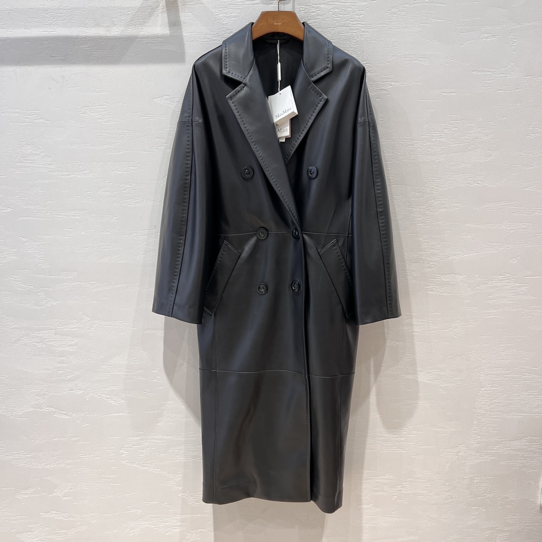 NO:517329,With dust bag MaxMara 101801 classic inherited long leather windbreaker, the most anticipated leather jacket this year, is made of top lambskin, the leather is delicate and soft, and has a elastic feeling!  The tribute needle craftsmanship outlines straight and elegant lines, the silhouette and style are simple and elegant, not picky, with large capacity, slimming and temperament!  Customized horn buckles, classic style, and 'cocoon' curves to show the charm of women's body!  Jimei can be controlled by both tall, short, fat and thin!  Two-color code number //,leather jacket,sheepskin,alexander wang19860909配防尘袋MaxMara 101801经典传承长款皮风衣,今年最值得期待的皮衣,选用顶级小羊皮,皮质细腻柔软,具有弹感！贡针工艺勾勒线条顺直有风骨,廓形版型简约大气不挑人,包容量大,显瘦有气质！定制牛角扣,经典版型,“茧”型曲线,展现女性形体魅力！高矮胖瘦的集美都可驾驭！两色码数//,,leather jacket,sheepskin,alexander wang,Women's clothing