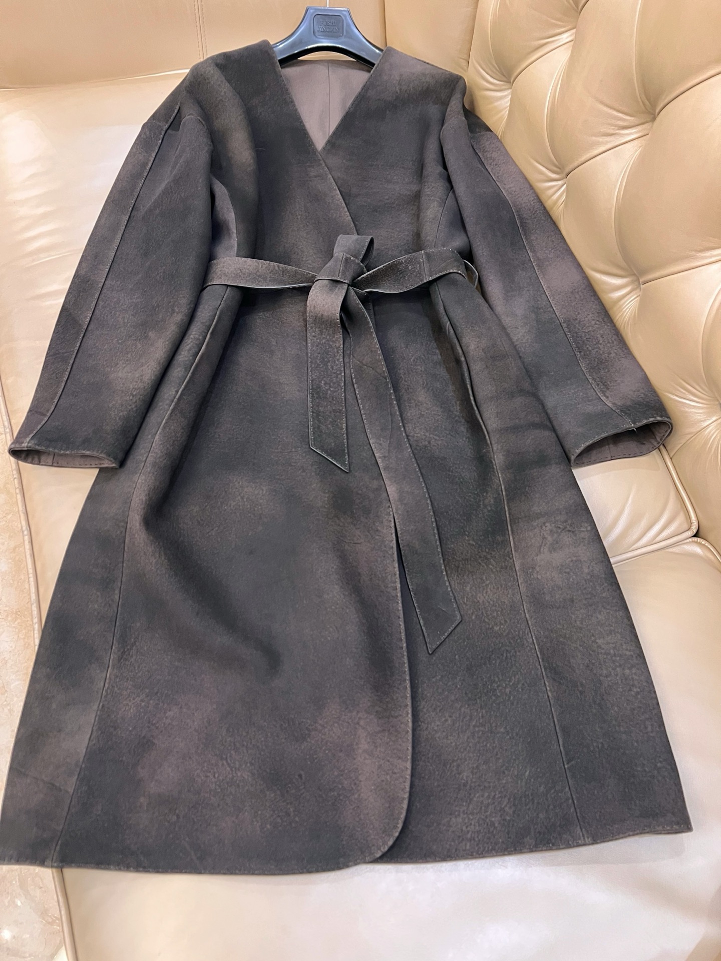 NO:517350,With dust bag Hermes 25 autumn and winter catwalk style genuine leather coat The details of the whole dress are made of custom lambskin as a custom oil edge craft, delicate and light contour texture, simplicity and generous bring visual focus to the body, symbolizing purity but not defined Luxury high-end quality SML, Hermes, leather jacket, sheepskin, alexander wang19860909配防尘袋Hermes 25秋冬走秀款 真皮皮衣大衣 整件衣服细节选用订制小羊皮做定制油边工艺,细腻而轻盈的轮廓质感 简洁大方为衣身带来视觉聚焦 象征纯澈而不被定义 奢华高端品质 码数sml,,hermes,leather jacket,sheepskin,alexander wang,Women's clothing