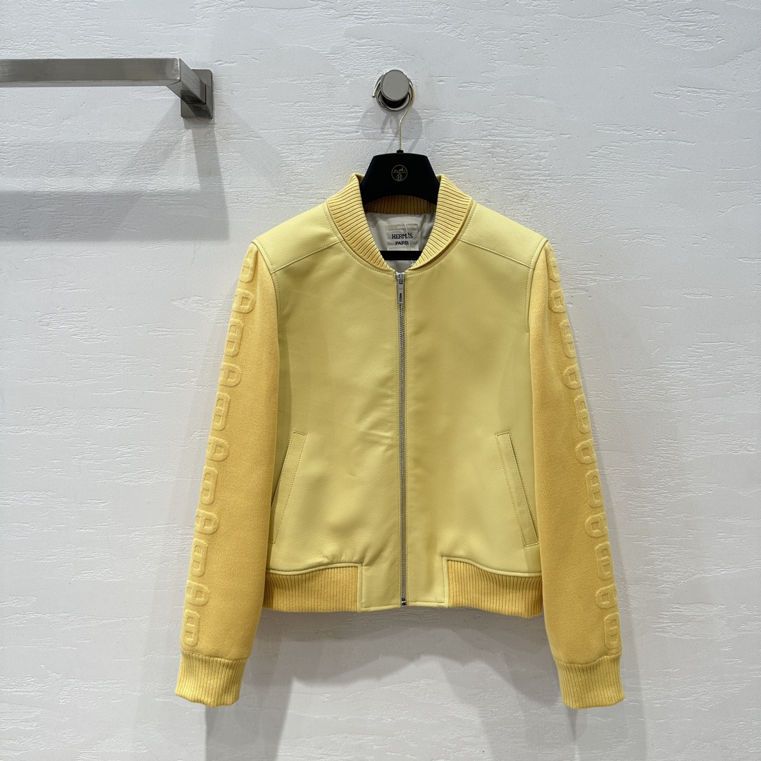 NO:517355,With dust bag Hermes counter synchronization, top litchi pattern lambskin jacket with cotton jacket!  Shopping products on behalf of others!  Customized knitted threaded pig nose embroidery pattern, with an amazing style!  Low-key aristocratic temperament is fashionable and high-end!  Imported lychee pattern lamb leather has a soft and comfortable texture, and imported machine diamond lattice pressing technology!  Original custom hardware accessories!  The quality of workmanship depends on the details!  code smlxl, hermes, jackets & coats, jackets & coats, sheepskin, alexander wang19860909配防尘袋Hermes 专柜同步 顶级荔枝纹小羊皮夹克夹棉外套！代购爆款！定制针织螺纹猪鼻子刺绣图案,版型绝绝子！低调贵族气质时髦又高级！进口荔枝纹小羊皮质感软糯舒适,进口机菱格压线工艺！原版定制五金配件！做工品质看细节！码数smlxl,,hermes,jackets & coats,jackets & coats,sheepskin,alexander wang,Women's clothing