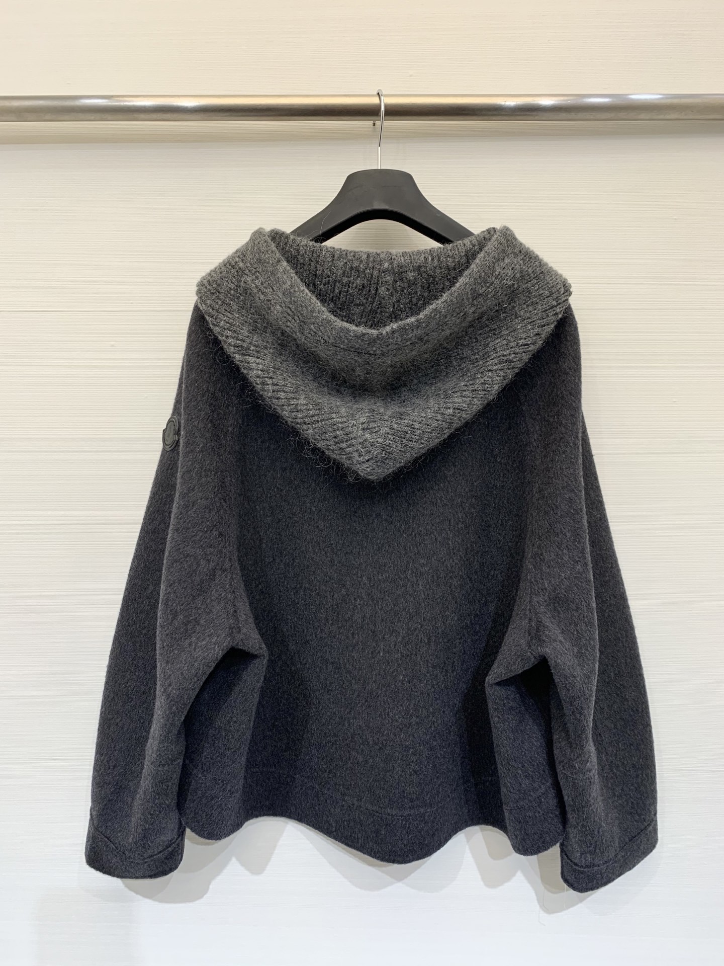 Moncler 25秋冬新款 拉链连帽双面羊绒外套/大衣 采用羊绒羊毛混纺面料 质感软糯保暖 撞色编织感