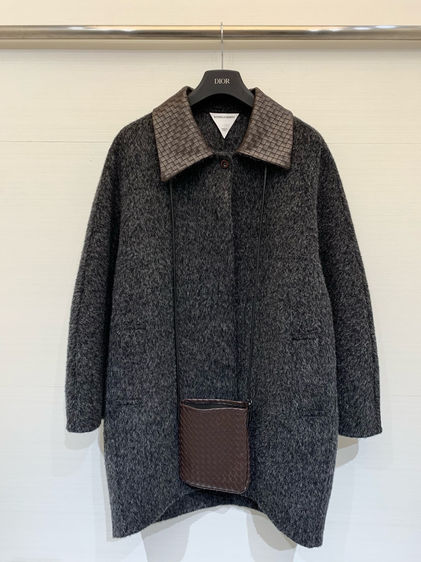 BV 25秋冬新款 编织皮领配包包中长款长毛羊毛大衣，爆款🔥首推，采用安第斯高级别长毛面料 保暖的同时更