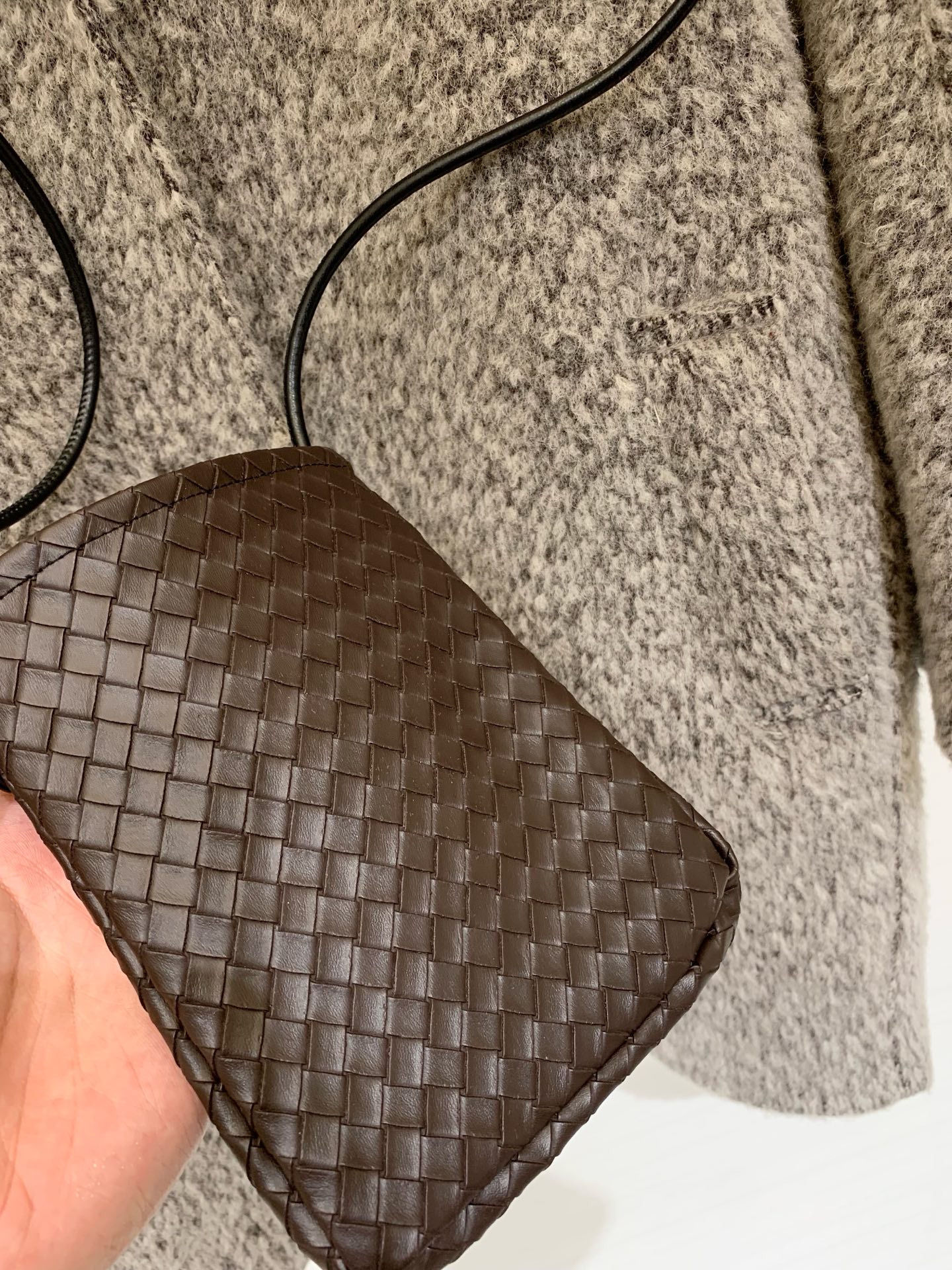 BV 25秋冬新款 编织皮领配包包中长款长毛羊毛大衣，爆款🔥首推，采用安第斯高级别长毛面料 保暖的同时更