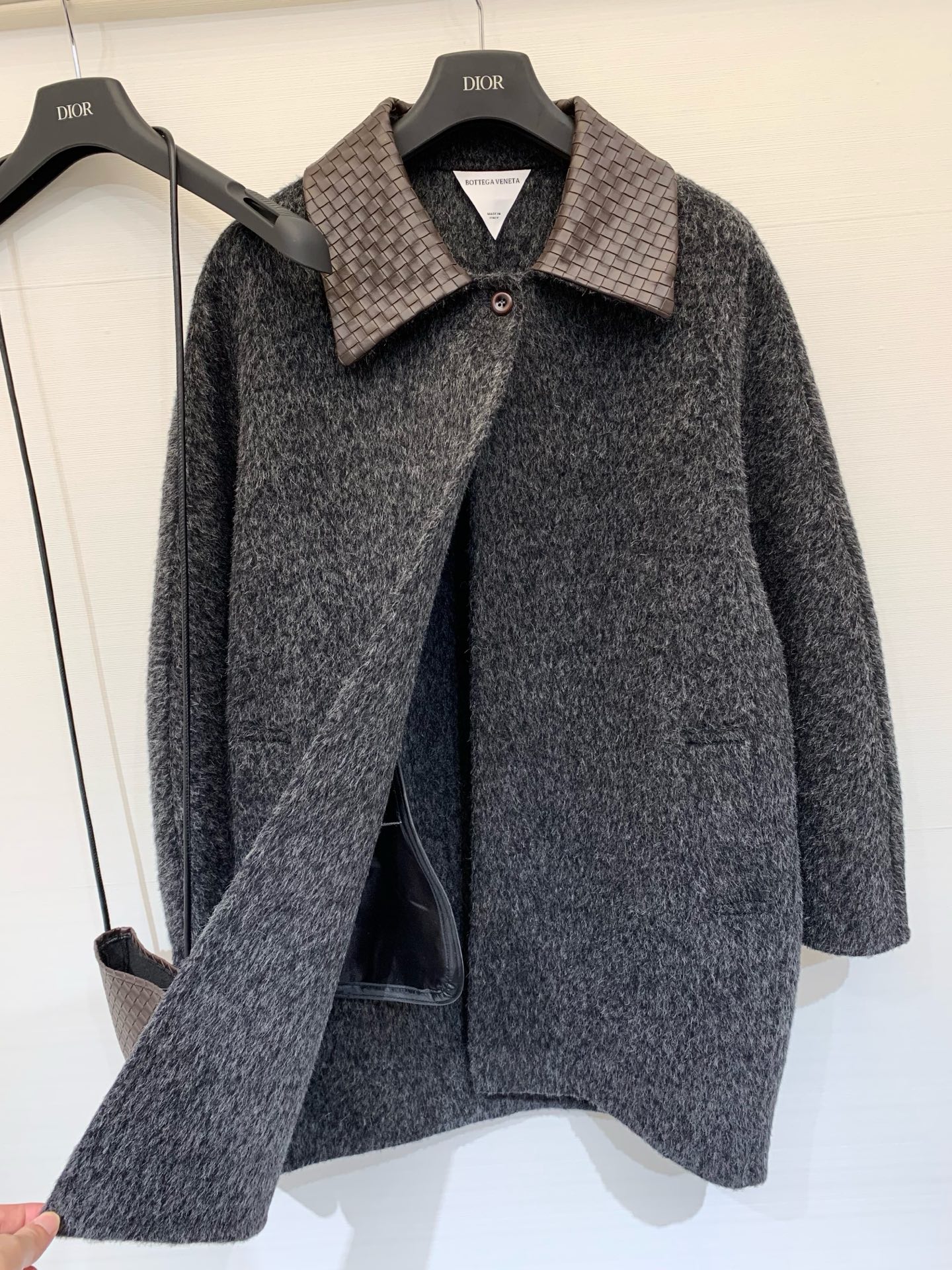 BV 25秋冬新款 编织皮领配包包中长款长毛羊毛大衣，爆款🔥首推，采用安第斯高级别长毛面料 保暖的同时更