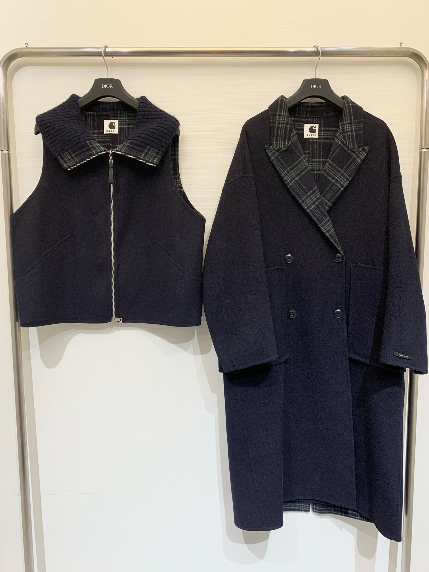 NO:536052,Sacai 25 autumn and winter new product, two-piece double-sided wool coat, vest double-breasted coat design, casual and high-end outfit, classic H loose fit, quality control must be imported, imported Australian ultra-fine wool material, single-sided plaid design, luxury and low-key, warm and slimming, top body, huge slim color, navy blue, gray, sm, alexander wang19860909配防尘袋Sacai 25秋冬新品 两件套设计双面羊毛大衣 马甲双排扣大衣设计 休闲高级穿搭 经典H宽松版型 品质控必入 进口澳洲州超细羊毛材质 内里单面格纹设计 奢华低调 保暖又显瘦 版型上身巨显瘦 颜色藏青色 灰色 码数sml,,alexander wang,Women's clothing