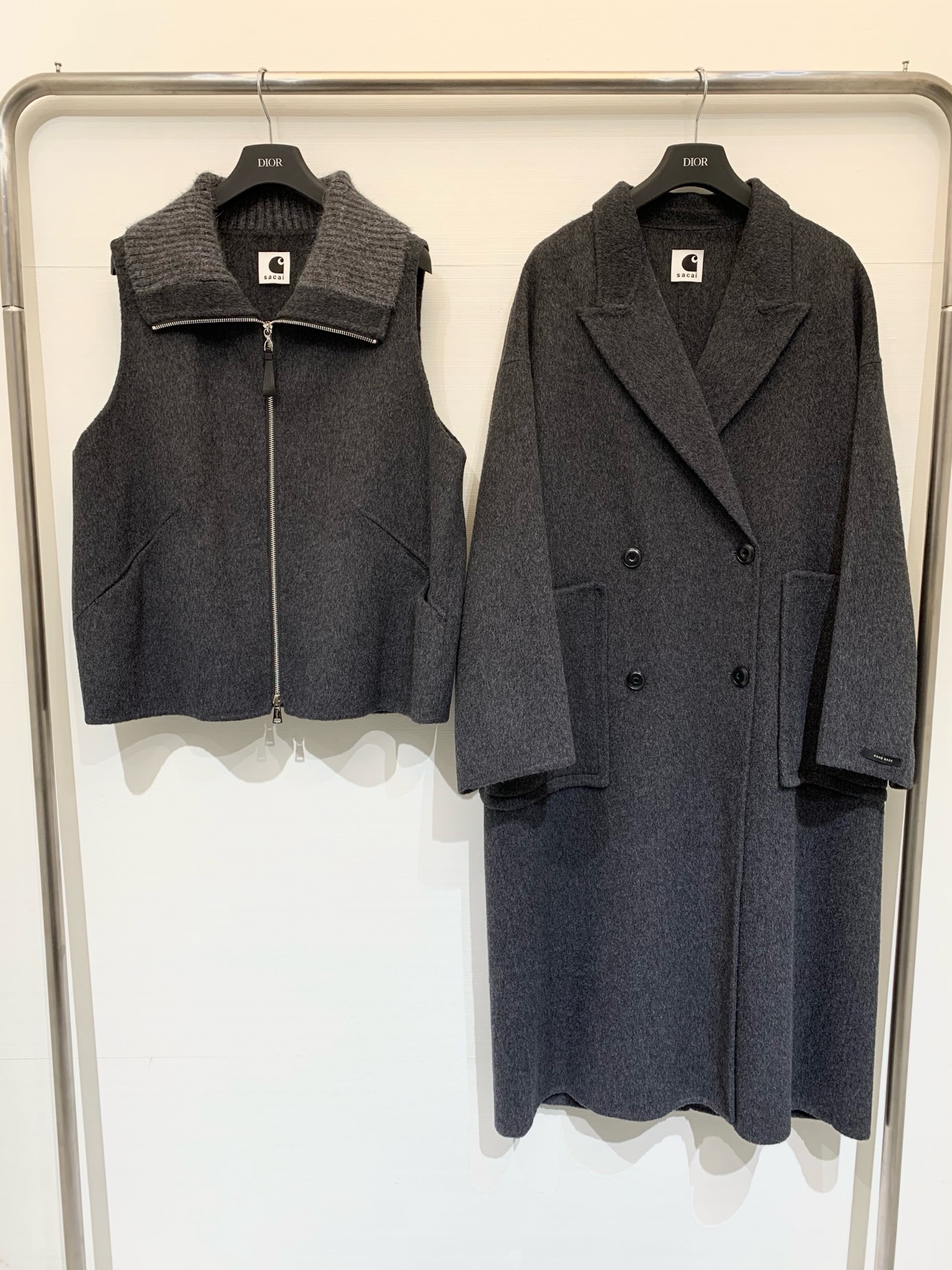 NO:544199,Sacai 25 autumn and winter new product, two-piece double-sided wool coat, vest double-breasted coat design, casual and high-end outfit, classic H loose fit, quality control must be imported, imported Australian ultra-fine wool material, single-sided plaid design, luxury and low-key, warm and slimming, top body, huge slim color, navy blue, gray, sm, alexander wang19860909配防尘袋Sacai 25秋冬新品 两件套设计双面羊毛大衣 马甲双排扣大衣设计 休闲高级穿搭 经典H宽松版型 品质控必入 进口澳洲州超细羊毛材质 内里单面格纹设计 奢华低调 保暖又显瘦 版型上身巨显瘦 颜色藏青色 灰色 码数sml,,alexander wang,Women's clothing