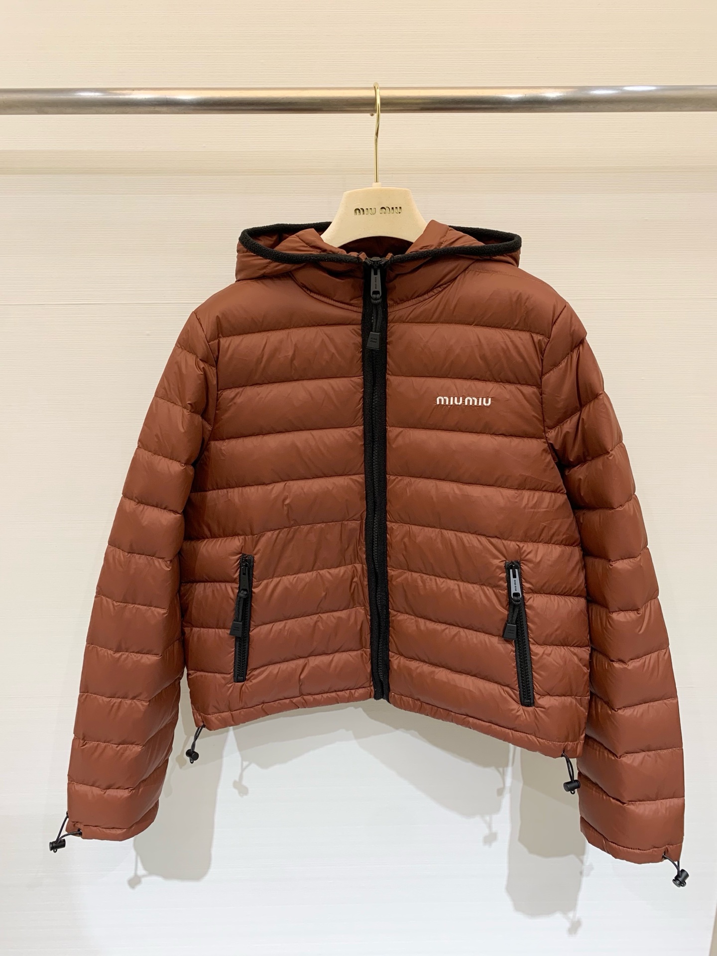 MIUMI* 25秋冬新款 连帽羽绒服 定制YB防风防水尼龙材质 90白鹅绒填充内里 整件轻盈保暖 胸口