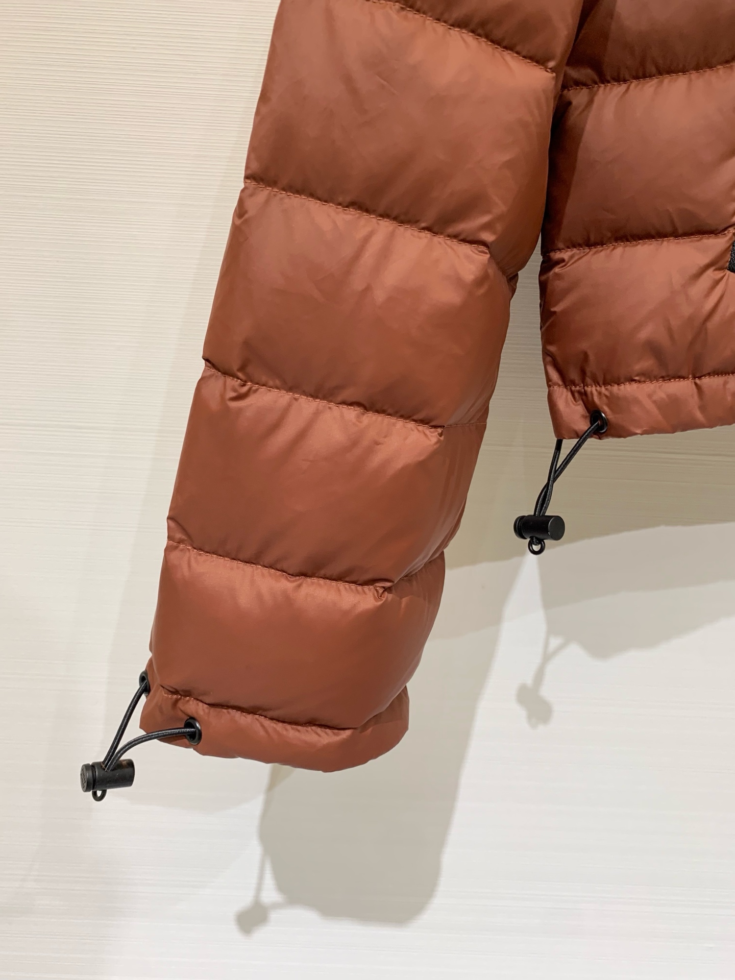 MIUMI* 25秋冬新款 连帽羽绒服 定制YB防风防水尼龙材质 90白鹅绒填充内里 整件轻盈保暖 胸口