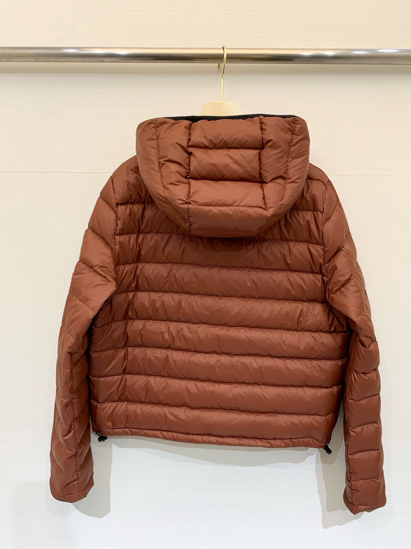 MIUMI* 25秋冬新款 连帽羽绒服 定制YB防风防水尼龙材质 90白鹅绒填充内里 整件轻盈保暖 胸口