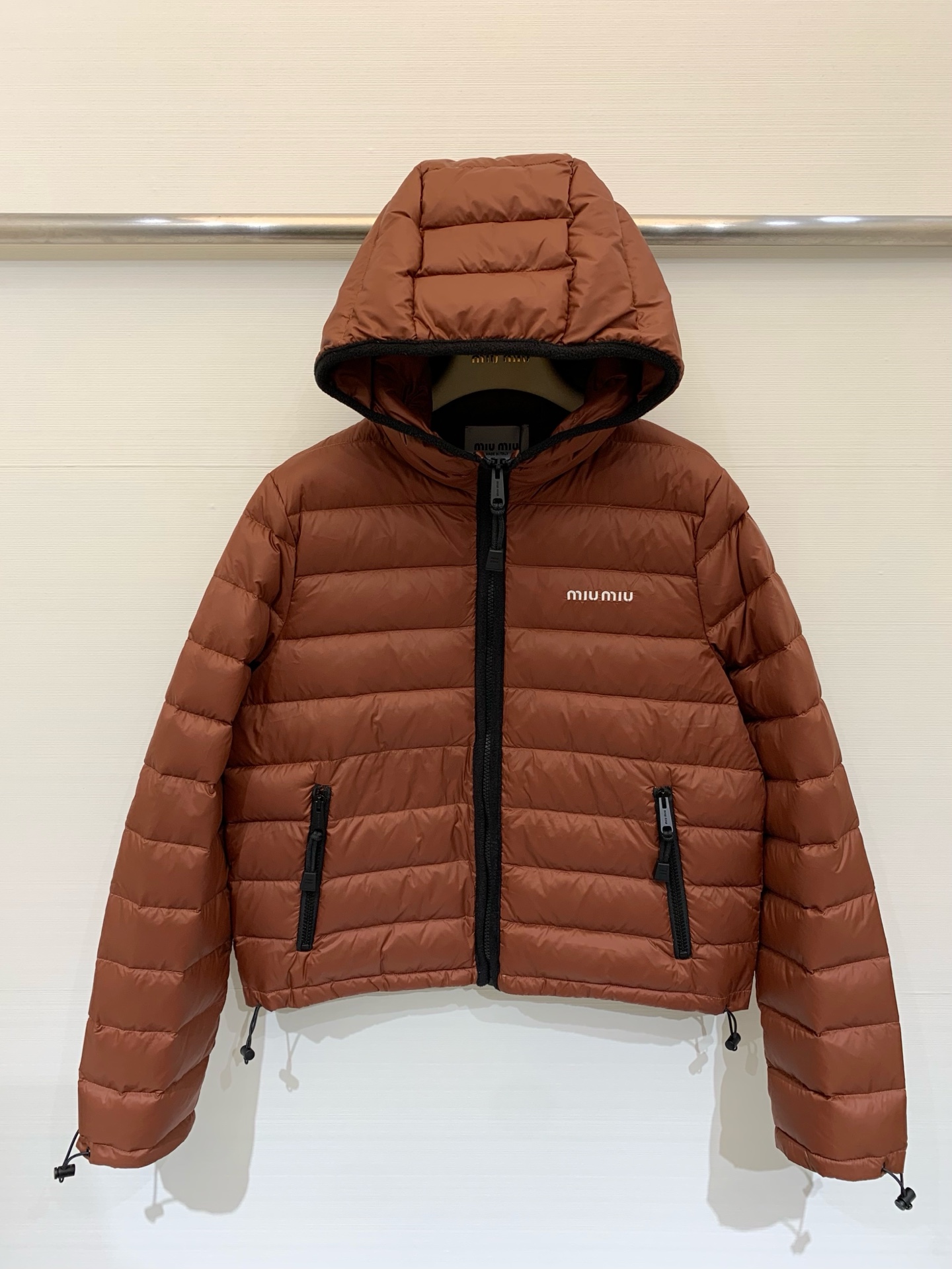 NO:544204,Comes with dust bag MIUMI* 25 new autumn and winter hooded down jacket. Customized YB windproof and waterproof nylon material. 90 white goose down filling lining. The whole piece is light and warm. Letter logo embellishment on the chest. The dark edge of the chest zipper pocket is outlined with the body. It comes with a drawstring to adjust the zipper pocket. It is fashionable and stylish with any combination. The loose silhouette upper body is cool and handsome. Monochrome sml,,miumiu,down  jacket,hats,alexander wang19860909配防尘袋MIUMI* 25秋冬新款 连帽羽绒服 定制YB防风防水尼龙材质 90白鹅绒填充内里 整件轻盈保暖 胸口字母徽标logo点缀 胸口拉链口袋深色包边勾勒 与大身碰撞尽显时尚魅力 自带有抽绳调节拉链口袋 随意搭配都时尚有型 宽松廓形上身飒爽帅气 单色sml,,miumiu,down jacket,hats,alexander wang,Women's clothing