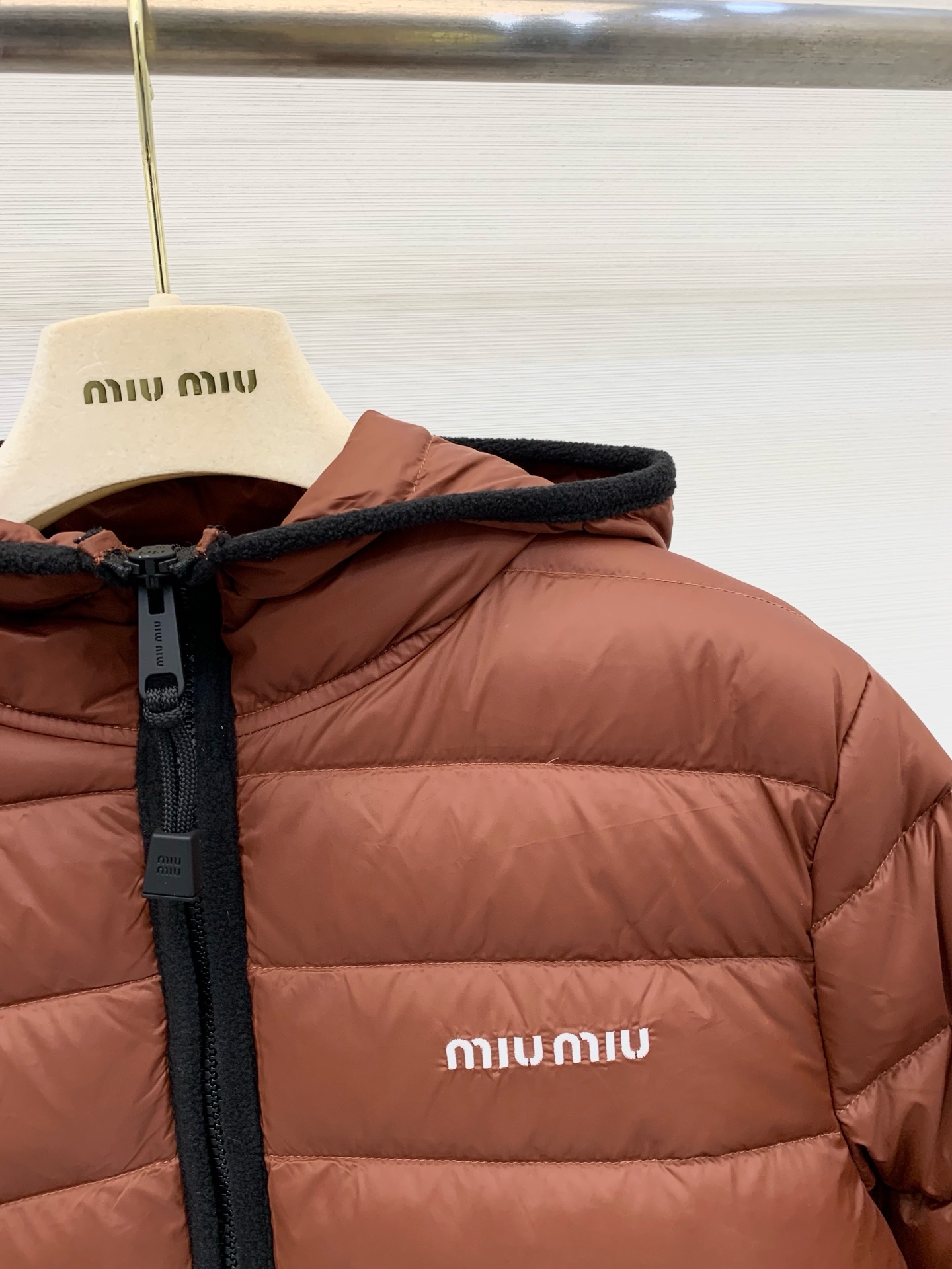 MIUMI* 25秋冬新款 连帽羽绒服 定制YB防风防水尼龙材质 90白鹅绒填充内里 整件轻盈保暖 胸口