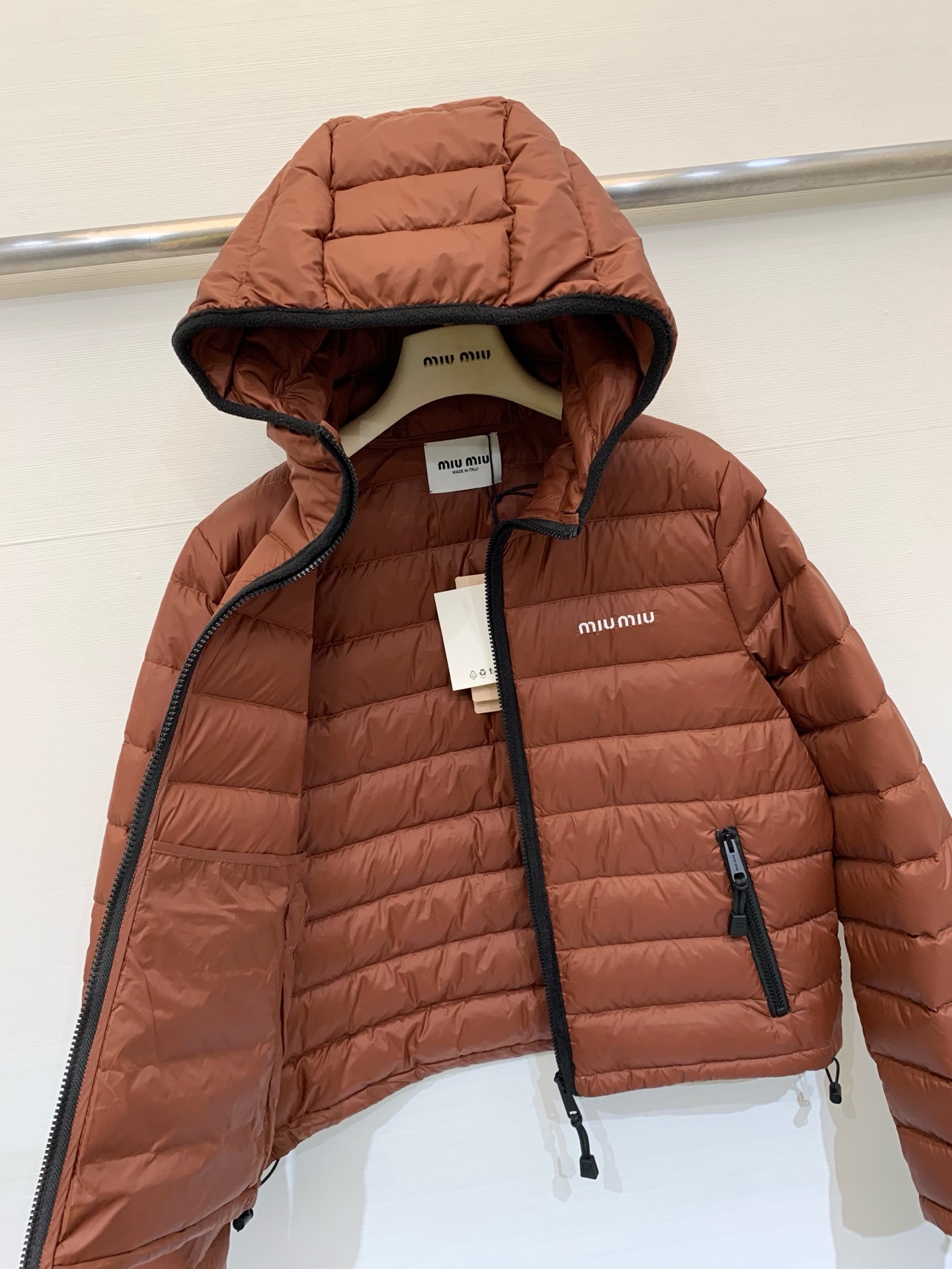 MIUMI* 25秋冬新款 连帽羽绒服 定制YB防风防水尼龙材质 90白鹅绒填充内里 整件轻盈保暖 胸口