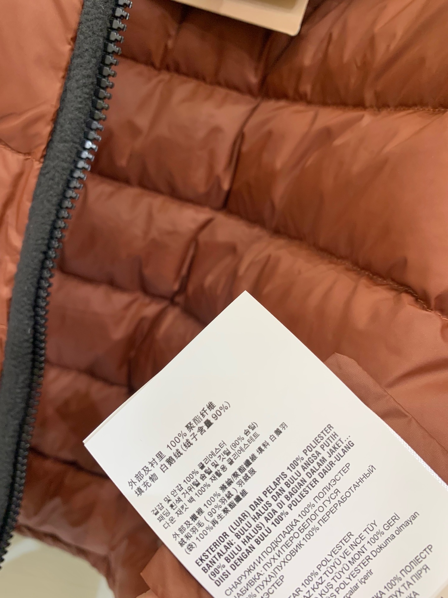 MIUMI* 25秋冬新款 连帽羽绒服 定制YB防风防水尼龙材质 90白鹅绒填充内里 整件轻盈保暖 胸口