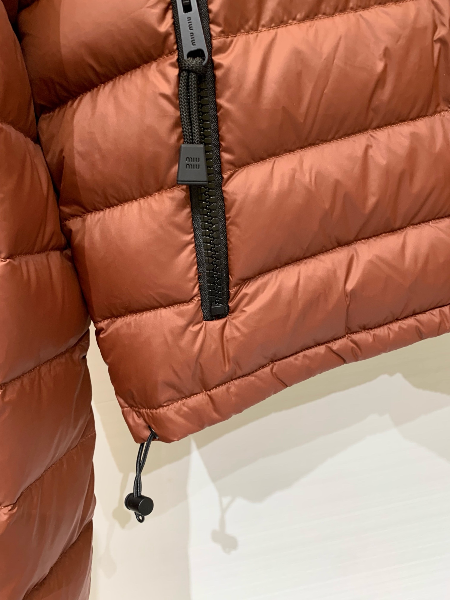 MIUMI* 25秋冬新款 连帽羽绒服 定制YB防风防水尼龙材质 90白鹅绒填充内里 整件轻盈保暖 胸口