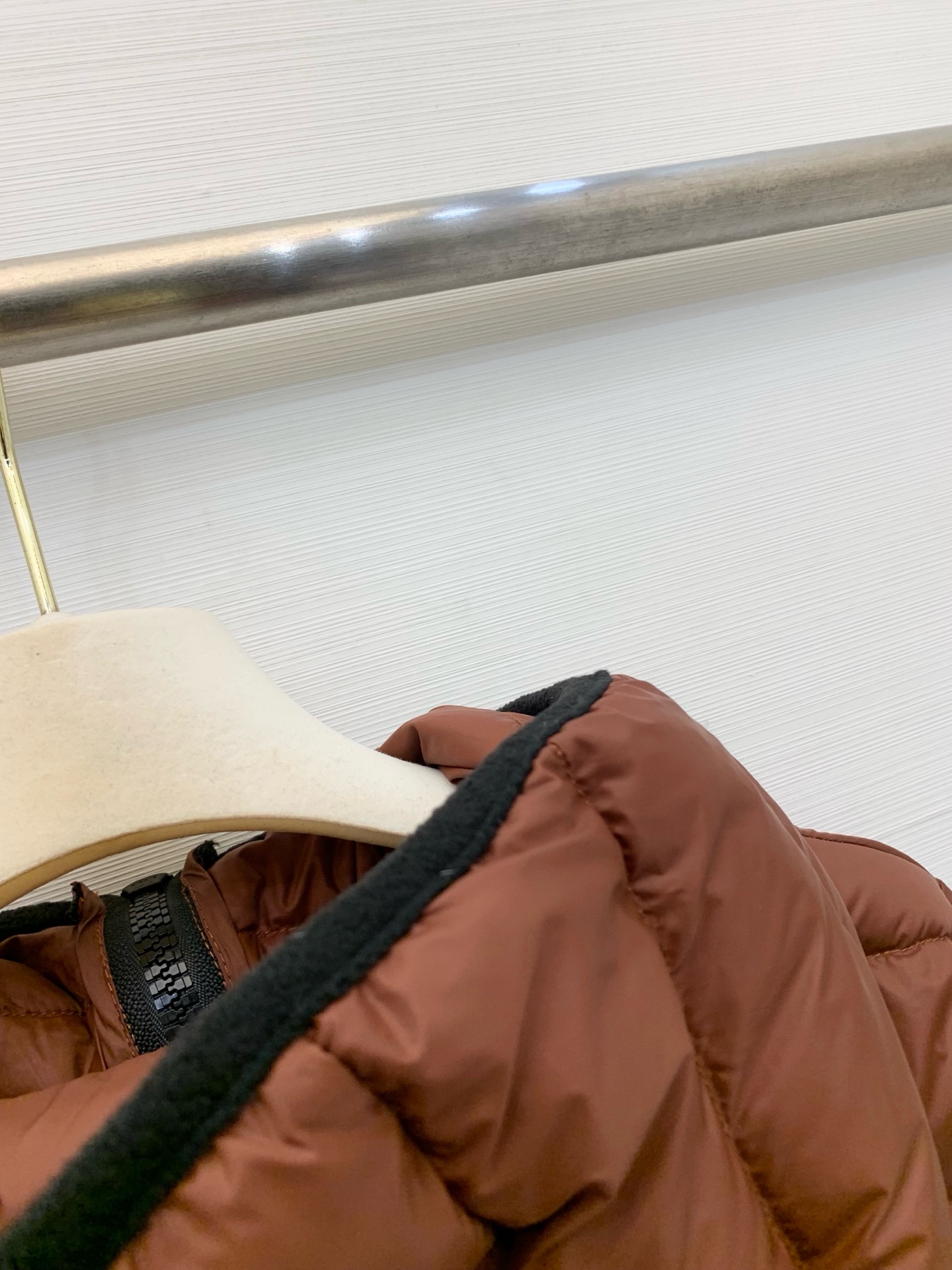 MIUMI* 25秋冬新款 连帽羽绒服 定制YB防风防水尼龙材质 90白鹅绒填充内里 整件轻盈保暖 胸口