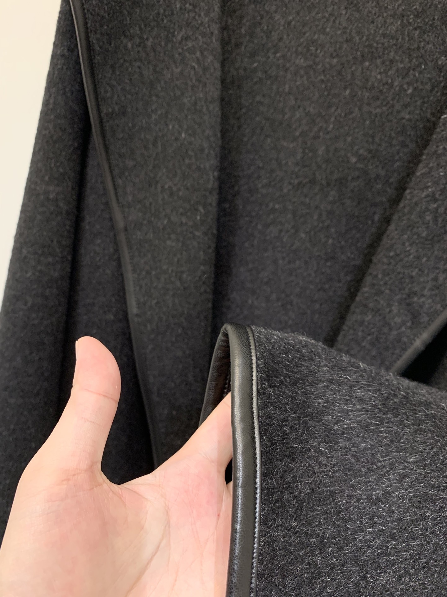 Hermes 25秋冬新款 羊皮包边连帽羊毛大衣 配腰带设计 羽绒帽拼接 高级大气 三色sml