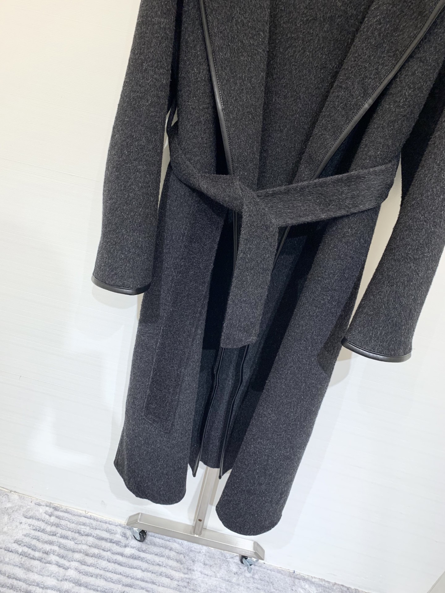 Hermes 25秋冬新款 羊皮包边连帽羊毛大衣 配腰带设计 羽绒帽拼接 高级大气 三色sml