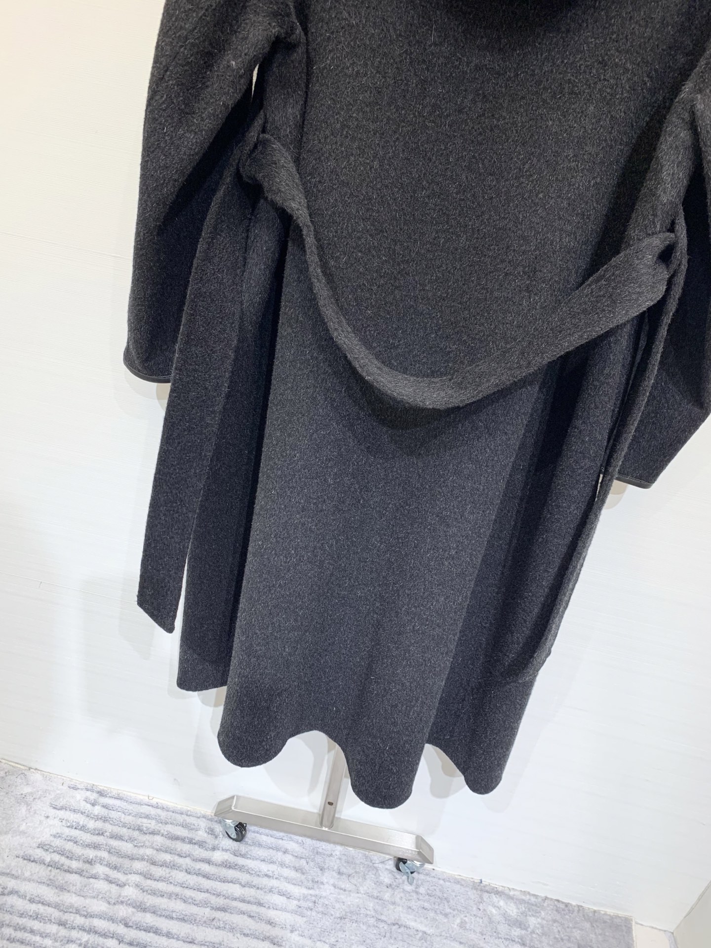 Hermes 25秋冬新款 羊皮包边连帽羊毛大衣 配腰带设计 羽绒帽拼接 高级大气 三色sml