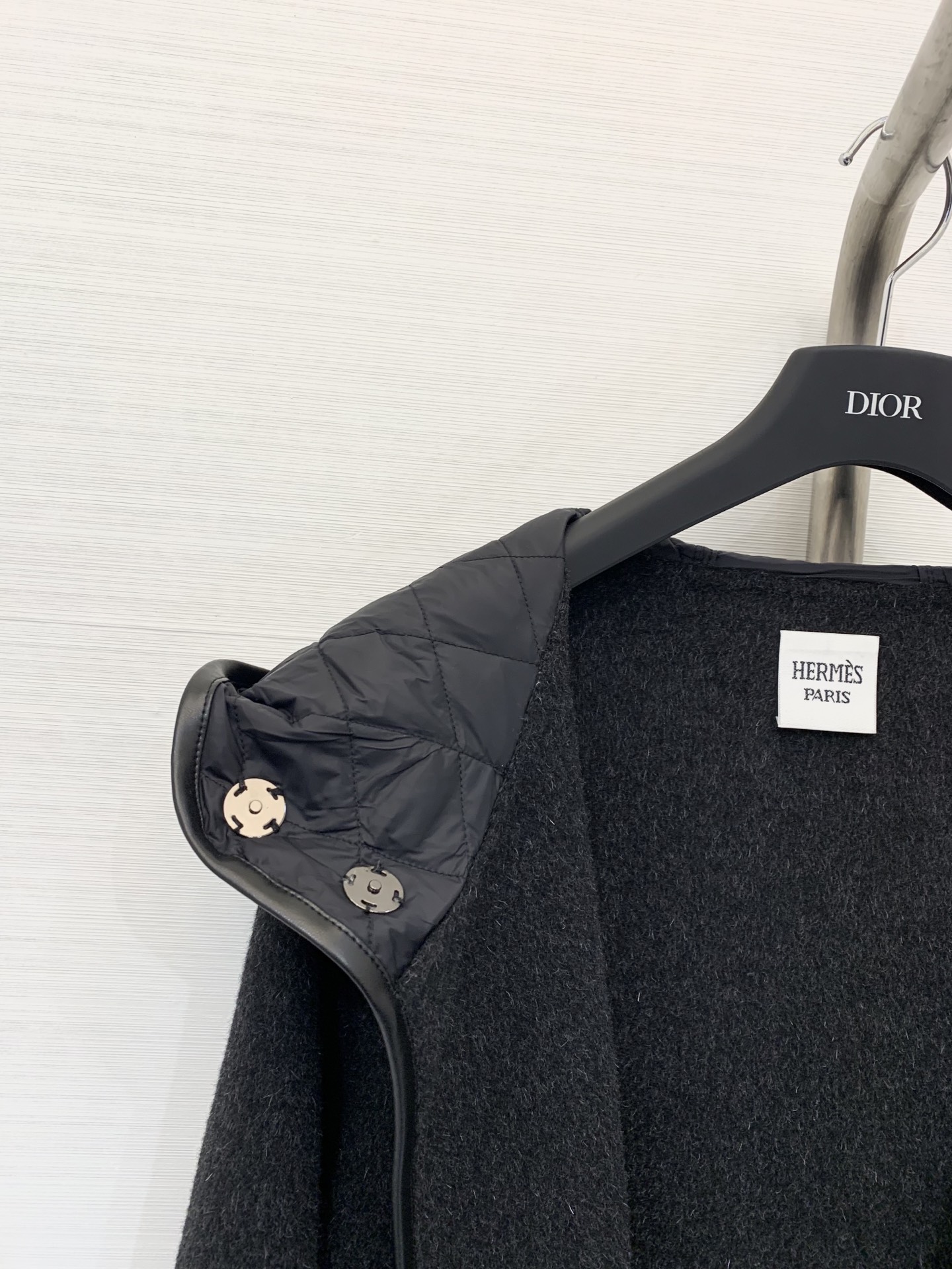 Hermes 25秋冬新款 羊皮包边连帽羊毛大衣 配腰带设计 羽绒帽拼接 高级大气 三色sml