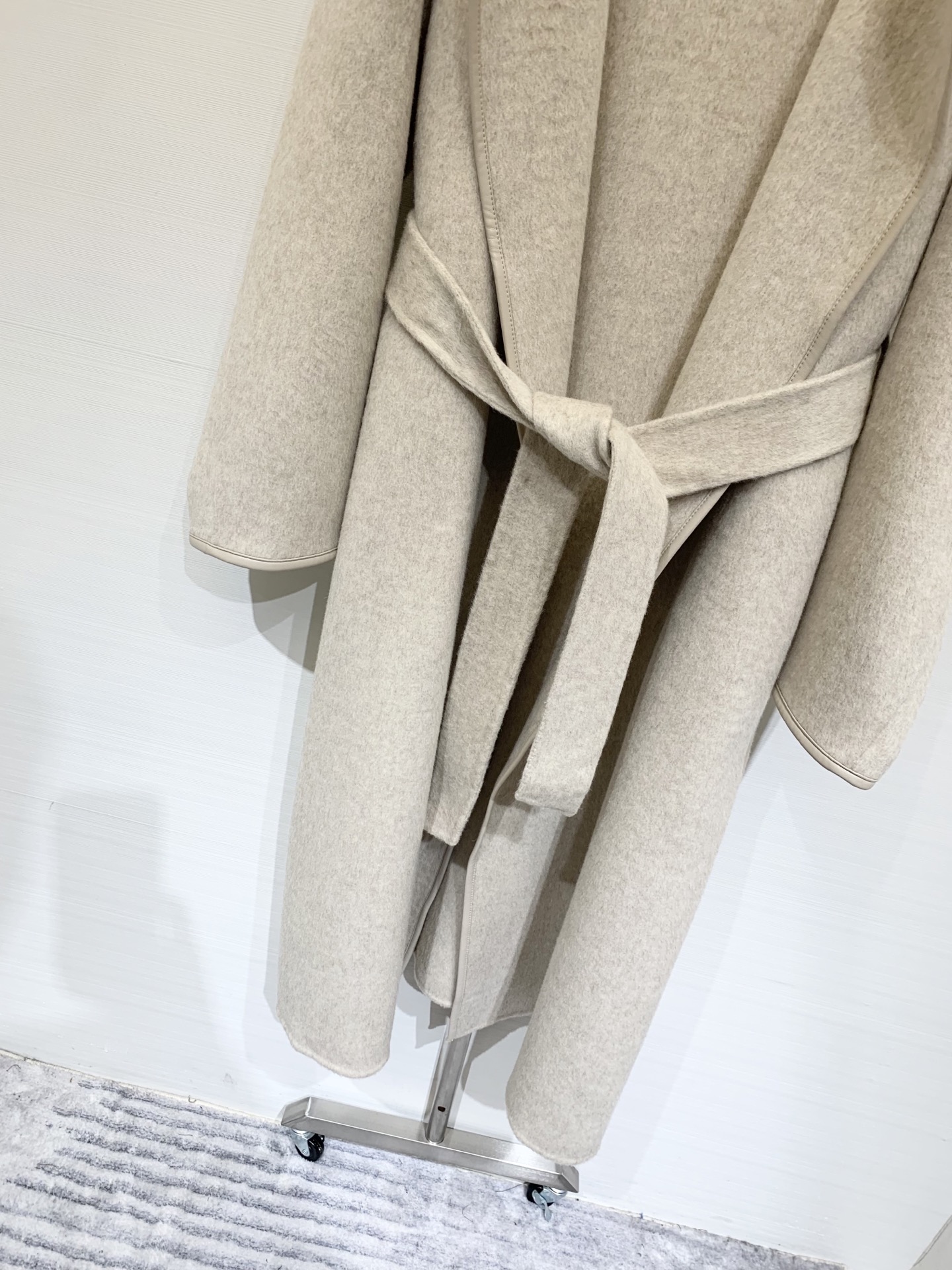 Hermes 25秋冬新款 羊皮包边连帽羊毛大衣 配腰带设计 羽绒帽拼接 高级大气 三色sml