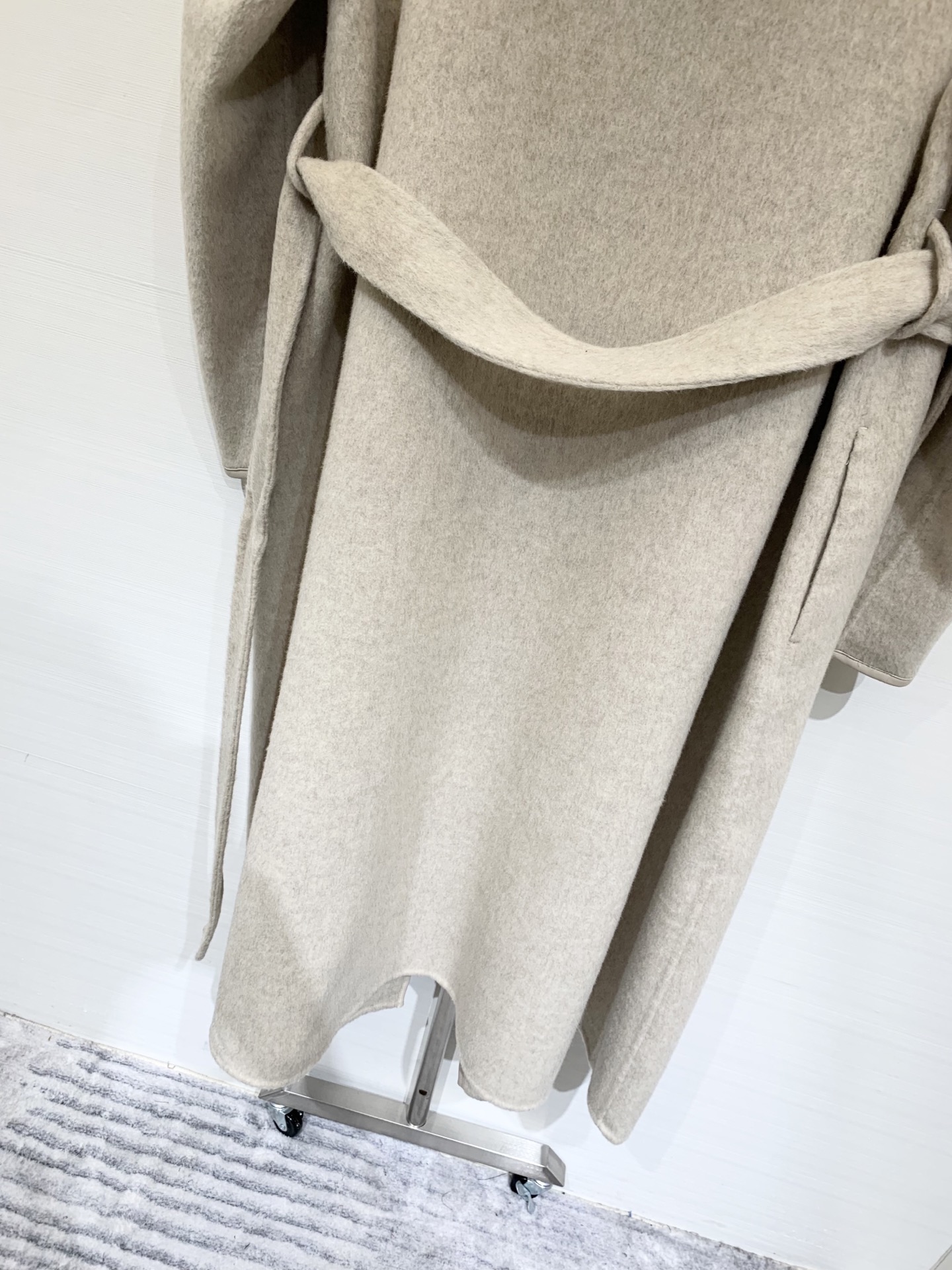 Hermes 25秋冬新款 羊皮包边连帽羊毛大衣 配腰带设计 羽绒帽拼接 高级大气 三色sml