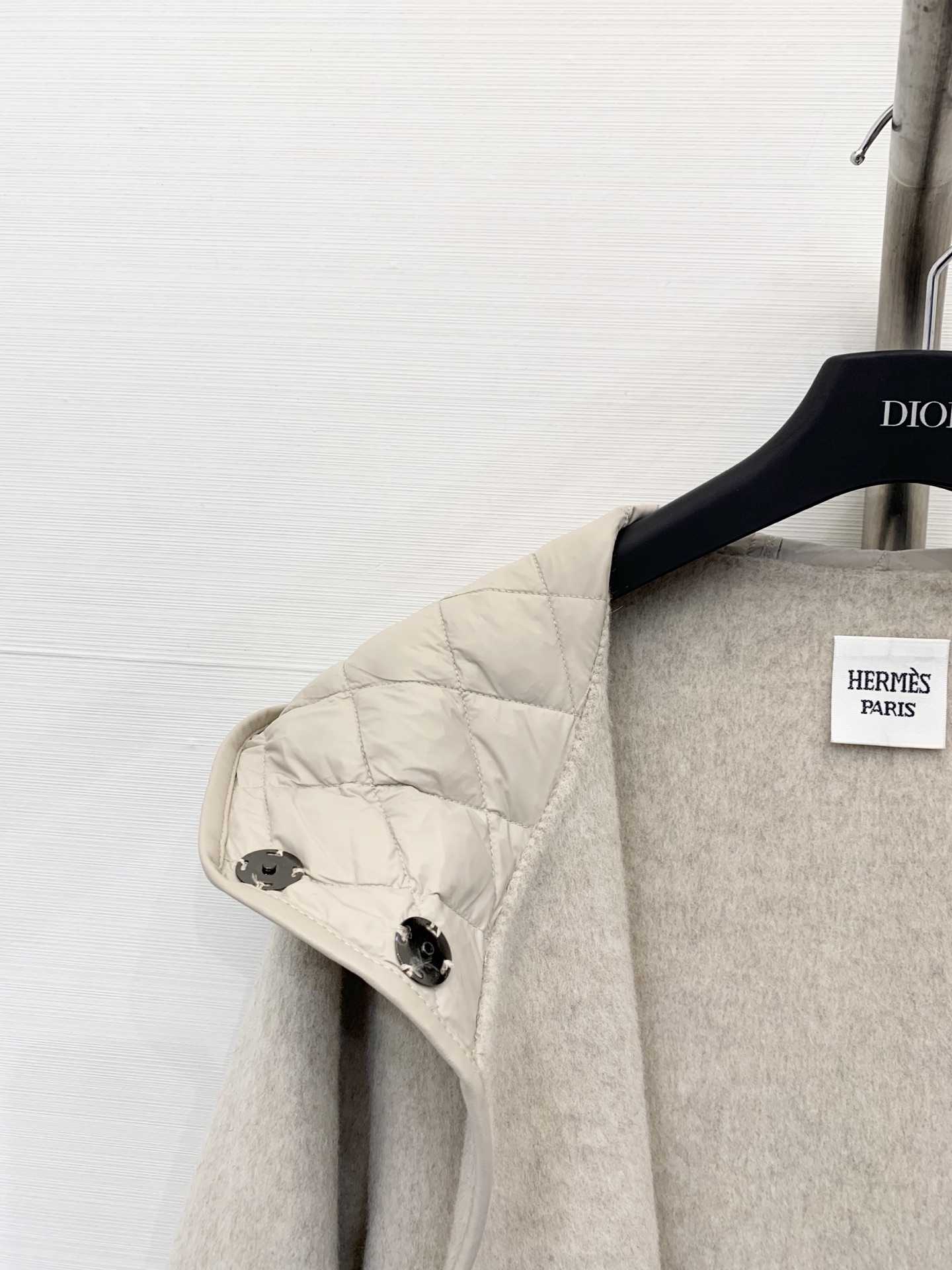 Hermes 25秋冬新款 羊皮包边连帽羊毛大衣 配腰带设计 羽绒帽拼接 高级大气 三色sml