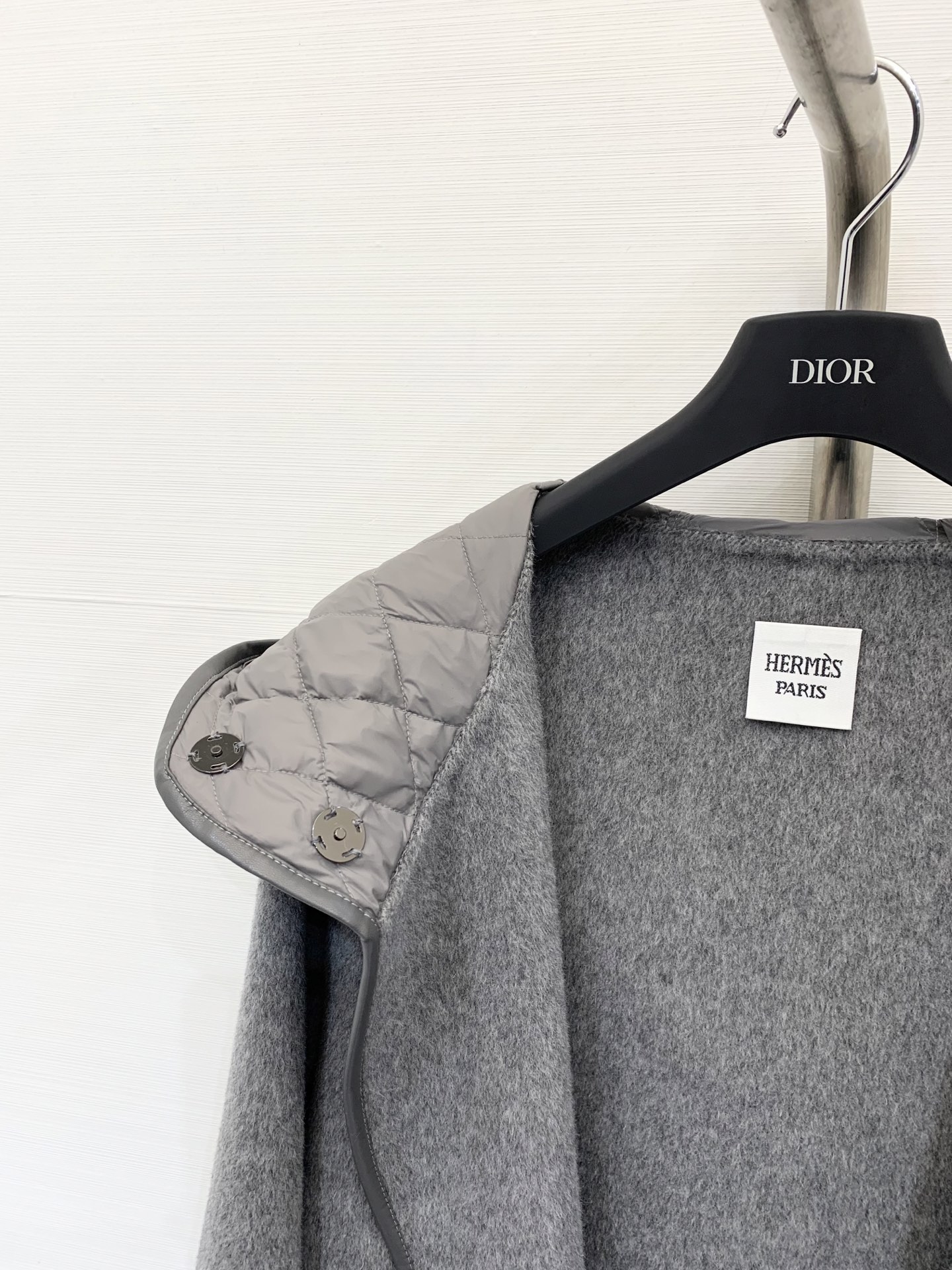 Hermes 25秋冬新款 羊皮包边连帽羊毛大衣 配腰带设计 羽绒帽拼接 高级大气 三色sml