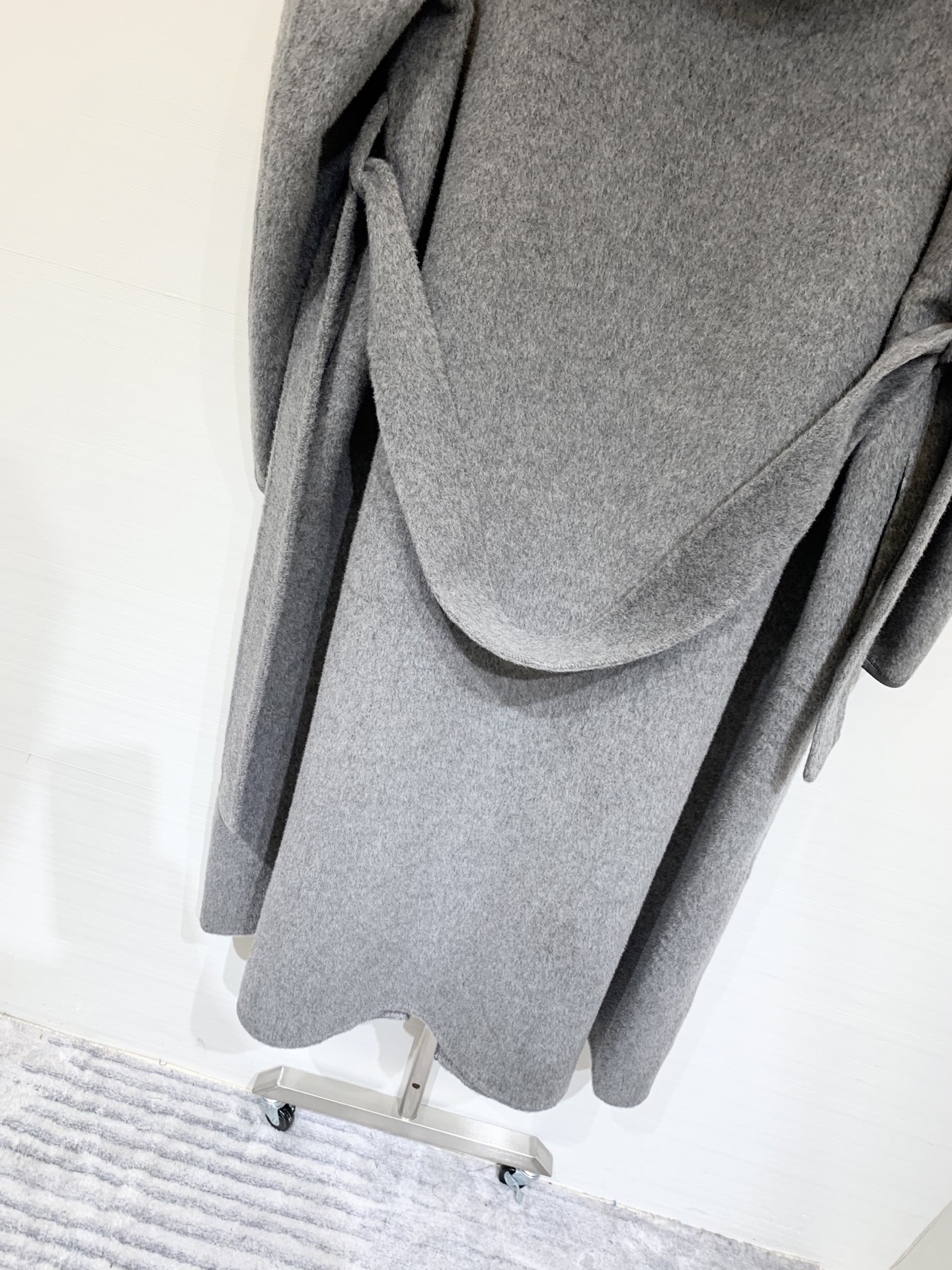 Hermes 25秋冬新款 羊皮包边连帽羊毛大衣 配腰带设计 羽绒帽拼接 高级大气 三色sml