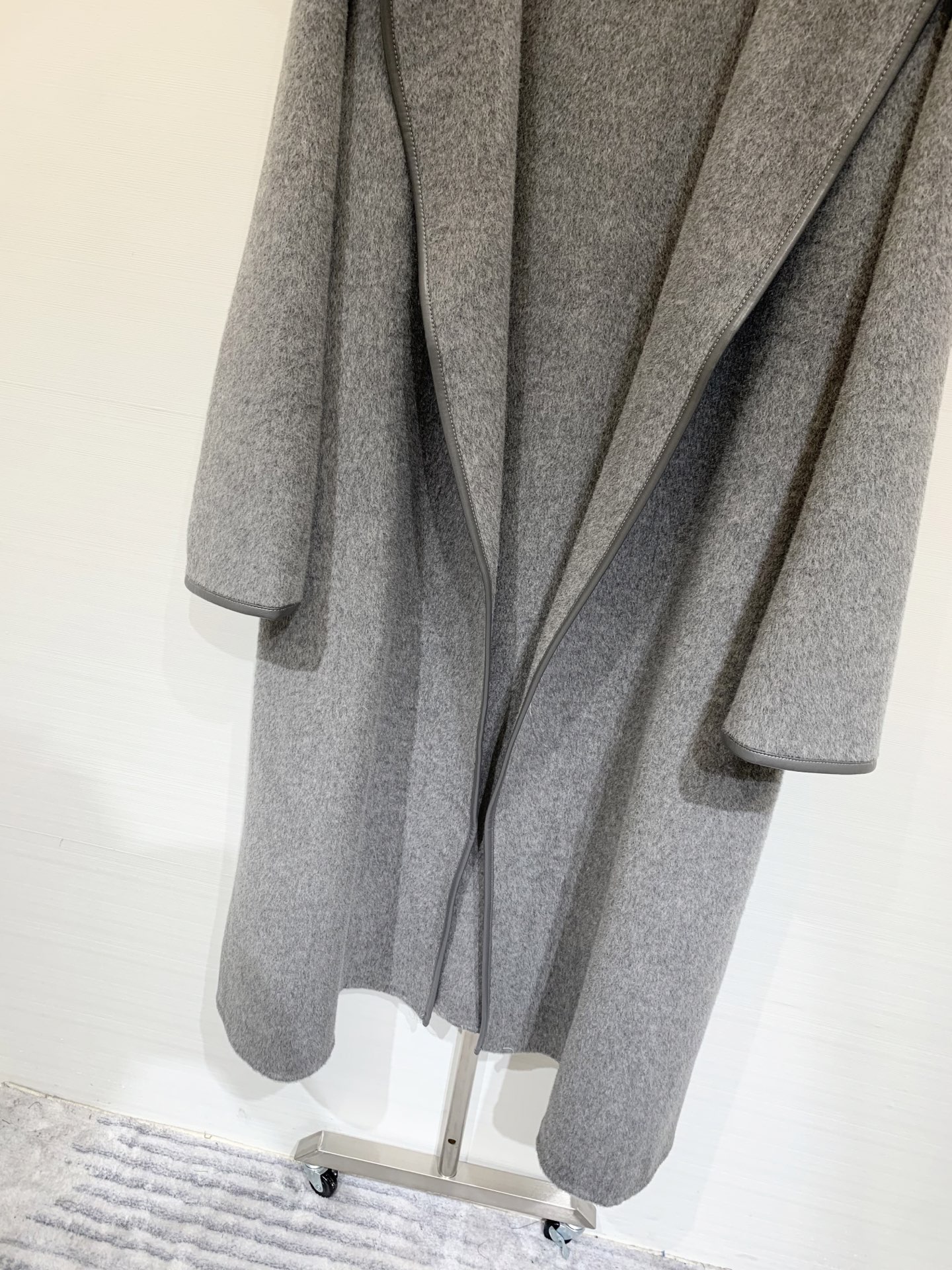 Hermes 25秋冬新款 羊皮包边连帽羊毛大衣 配腰带设计 羽绒帽拼接 高级大气 三色sml