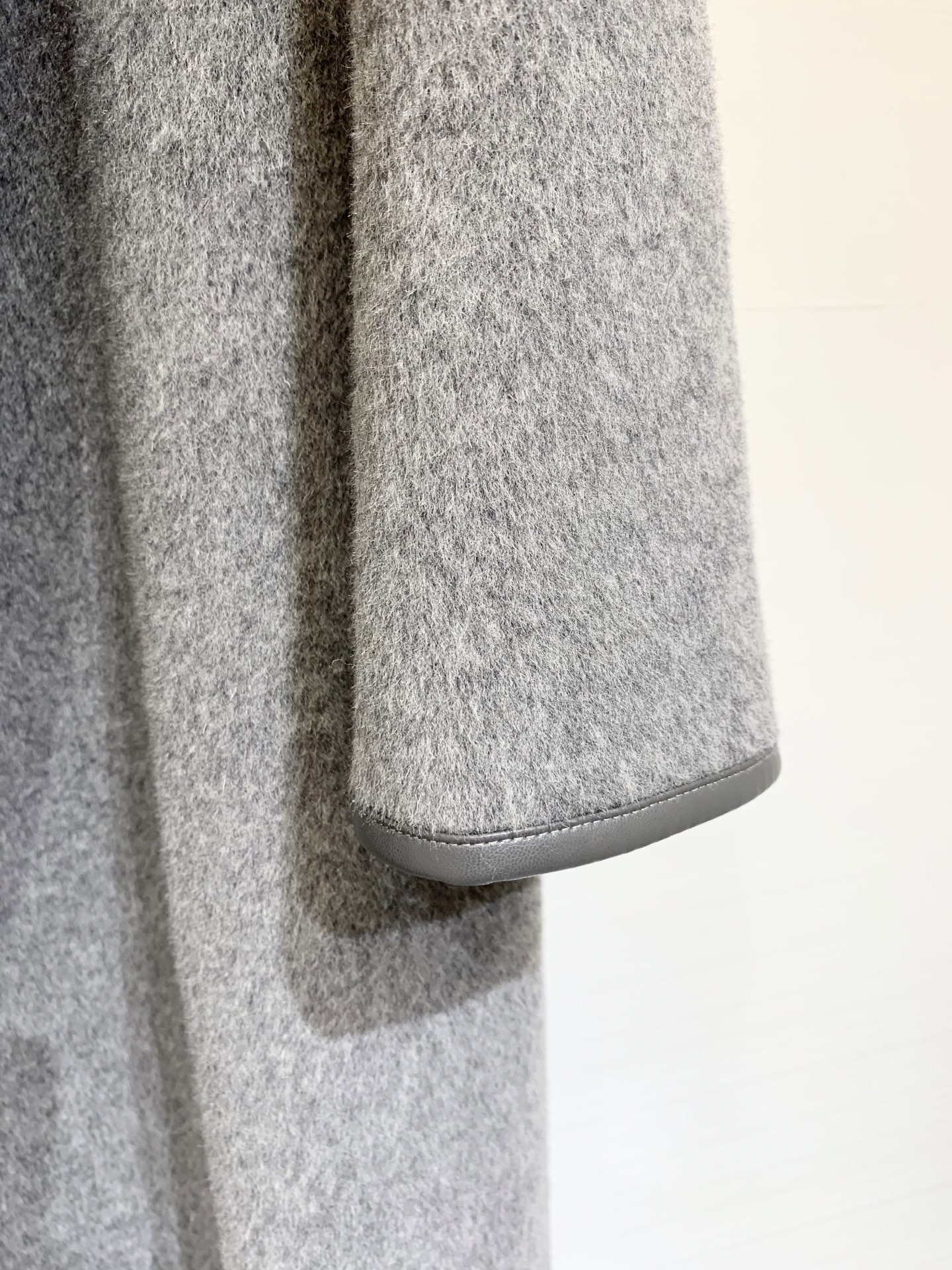 Hermes 25秋冬新款 羊皮包边连帽羊毛大衣 配腰带设计 羽绒帽拼接 高级大气 三色sml