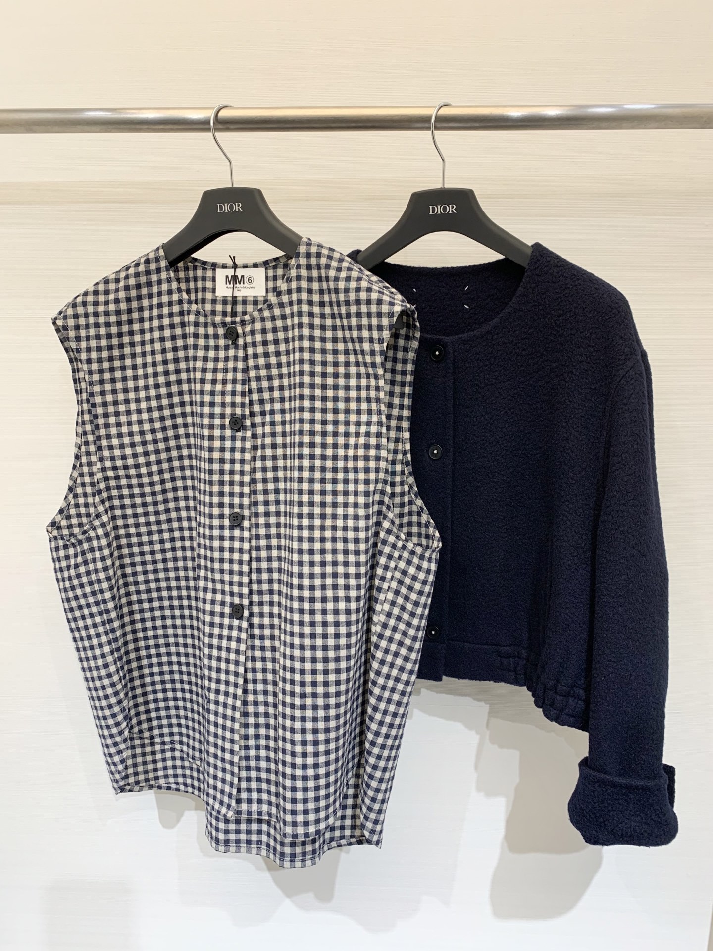 NO:546325,MM6 25 autumn and winter new style, two-piece set of contrasting color spliced ​​double-sided wool round neck jacket, real two-piece design, round neck short waist jacket, plaid long vest, perfect stacking contrasting color, casual and high-end, one piece in autumn, no delay when going out, essential items, sml,,masion margiela,jackets & coats,alexander wang19860909MM6 25秋冬新款 两件套撞色拼接双面羊毛圆领外套 真两件设计 圆领短款收腰外套格纹长马甲 完美叠搭撞色 休闲又高级 秋天一件出门不拖沓 必备单品 码数sml,,masion margiela,jackets & coats,alexander wang,Women's clothing