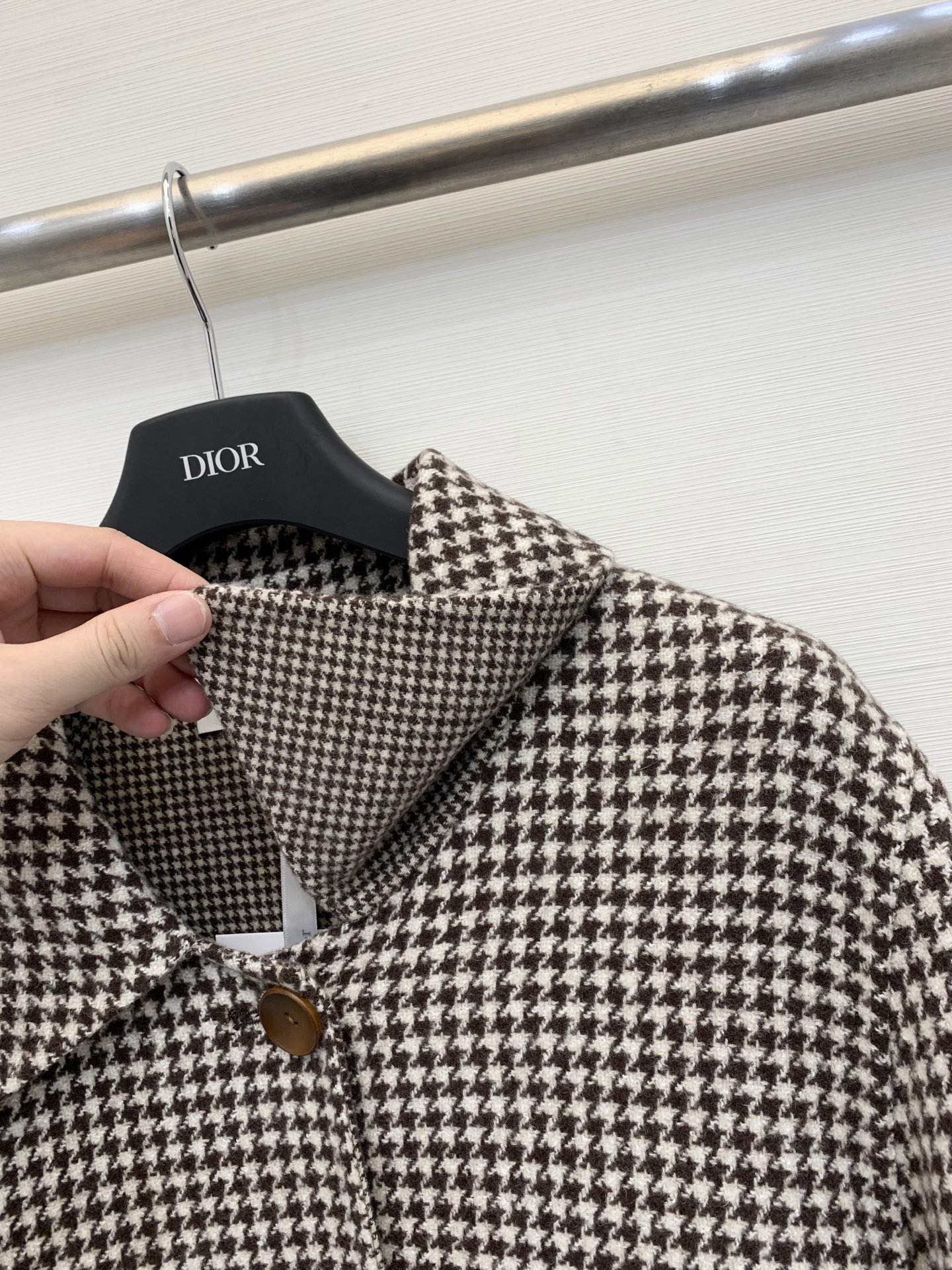 DIOR 2025秋冬新品 咖色千鸟格双面羊绒长款大衣 超级重磅 采用10%羊绒90%羊毛面料 最经典的