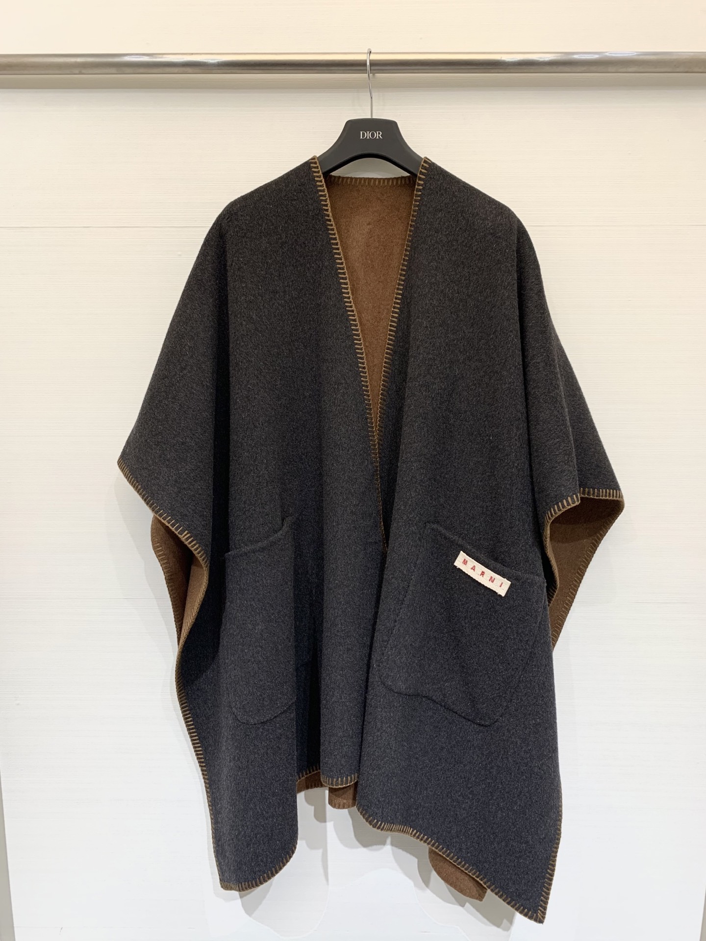 Marni 25秋冬最新款 双面羊绒披肩大斗篷 定制10羊绒90羊毛呢面料 质感细腻挺阔 纯手工滚边明线